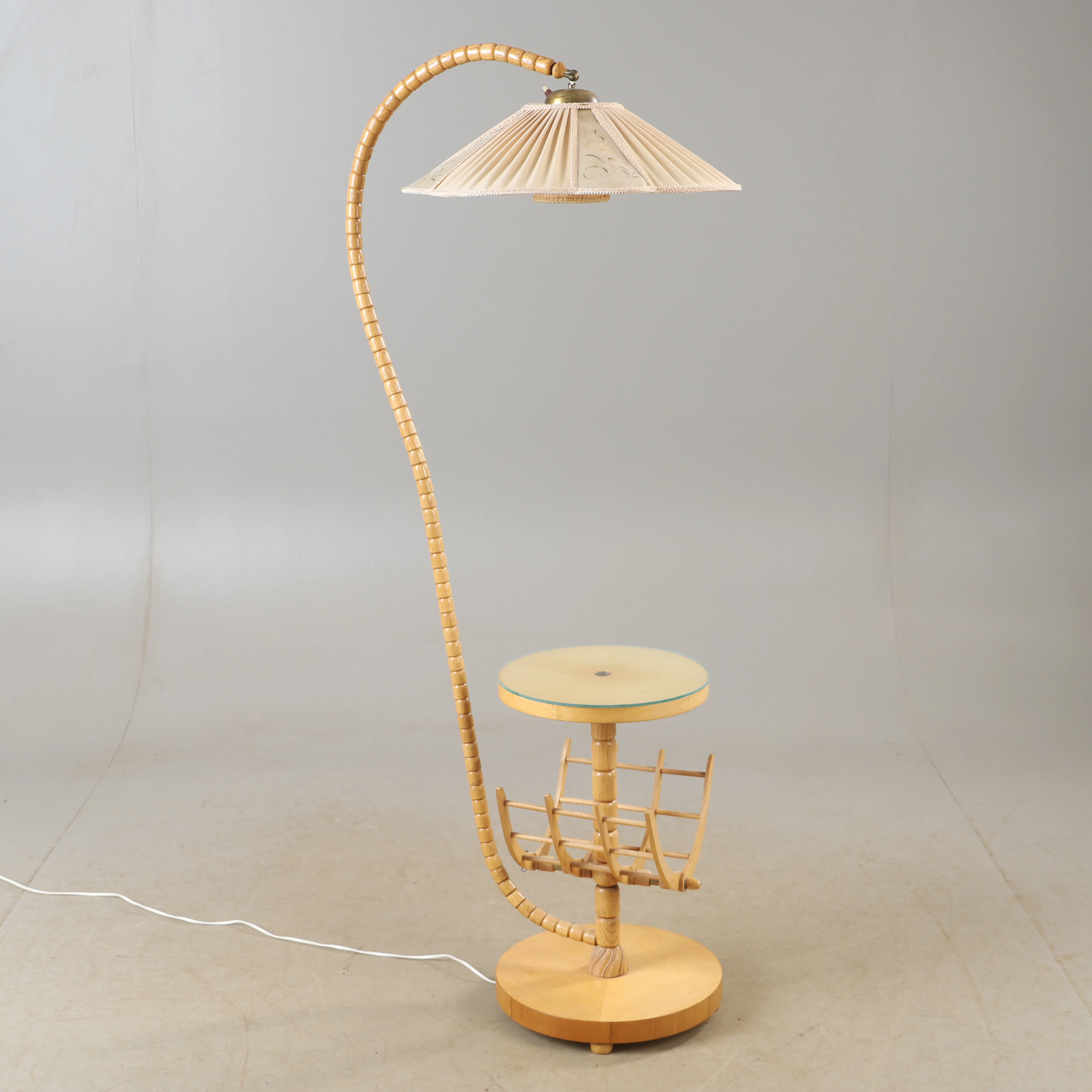 GOLVLAMPA, med bord och tidningshylla, alm med textilskärm.
