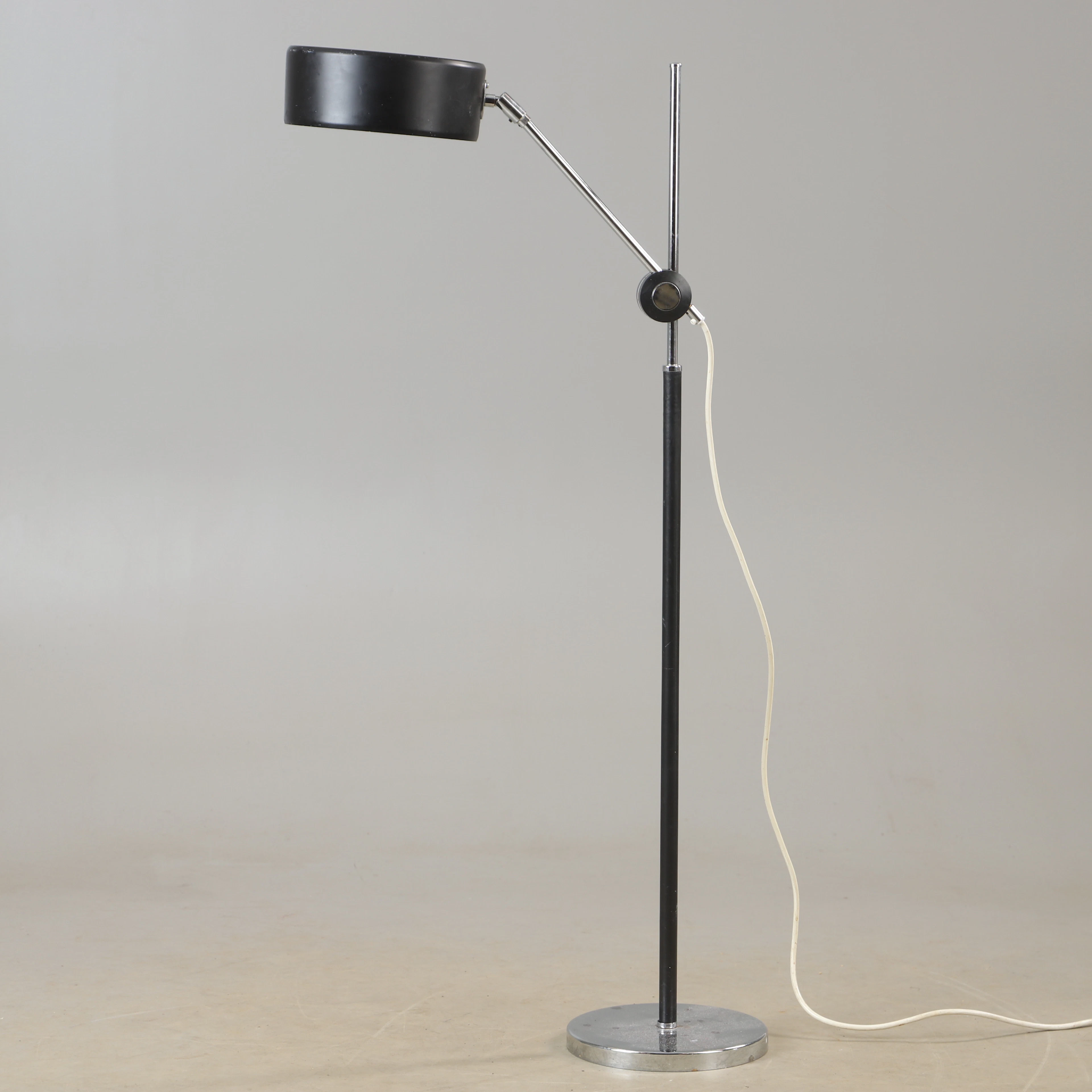ANDERS PEHRSON. Golvlampa, "Simris", skinnklädd/krom, Ateljé Lyktan, Åhus.