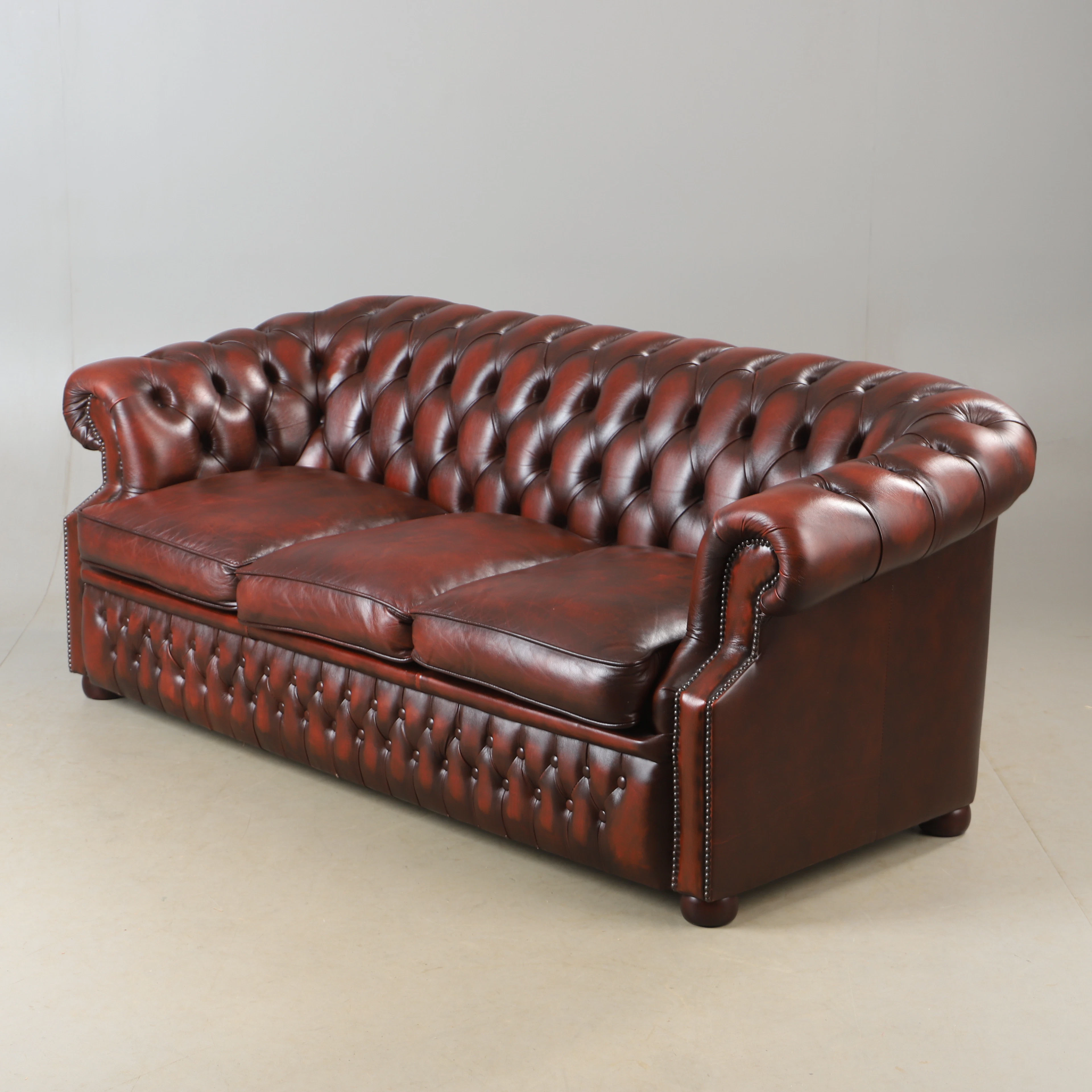 SOFFA, skinnklädsel, Winchester furniture, England, chesterfieldmodell.