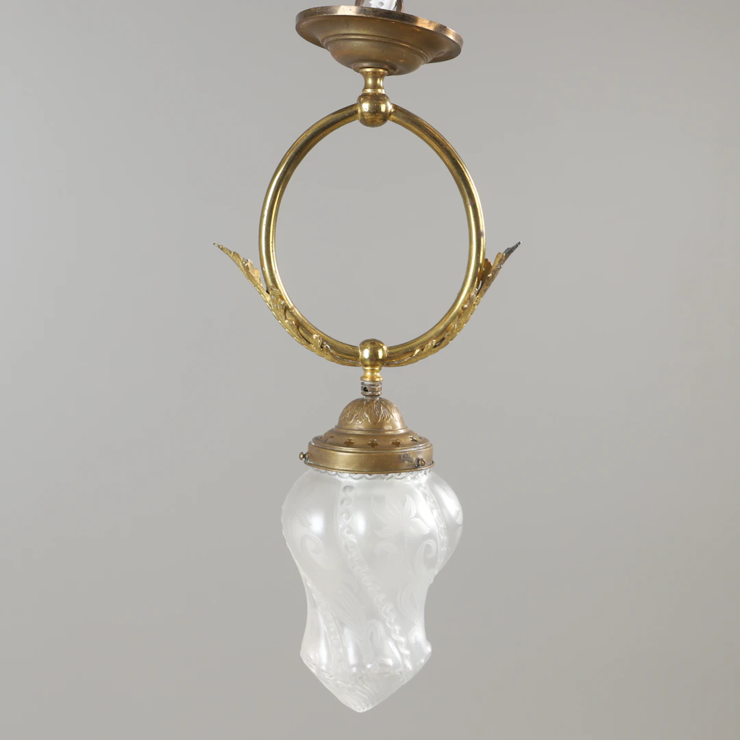 TAKLAMPA, mässing och glas, 1900-talets första hälft.
