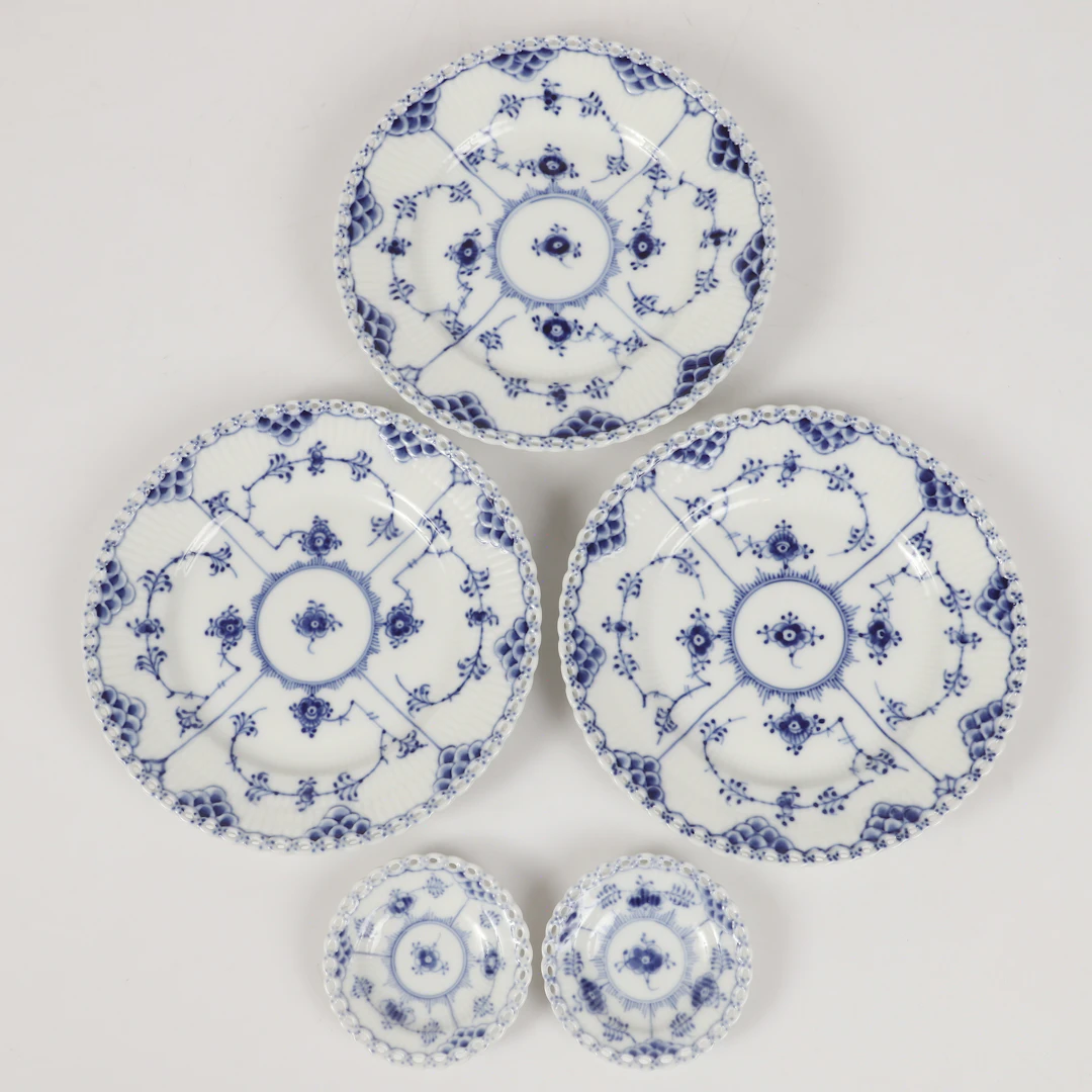 ASSIETTER SAMT MINIATYRFAT, 3+2 stycken, "Musselmalet", porslin, Royal