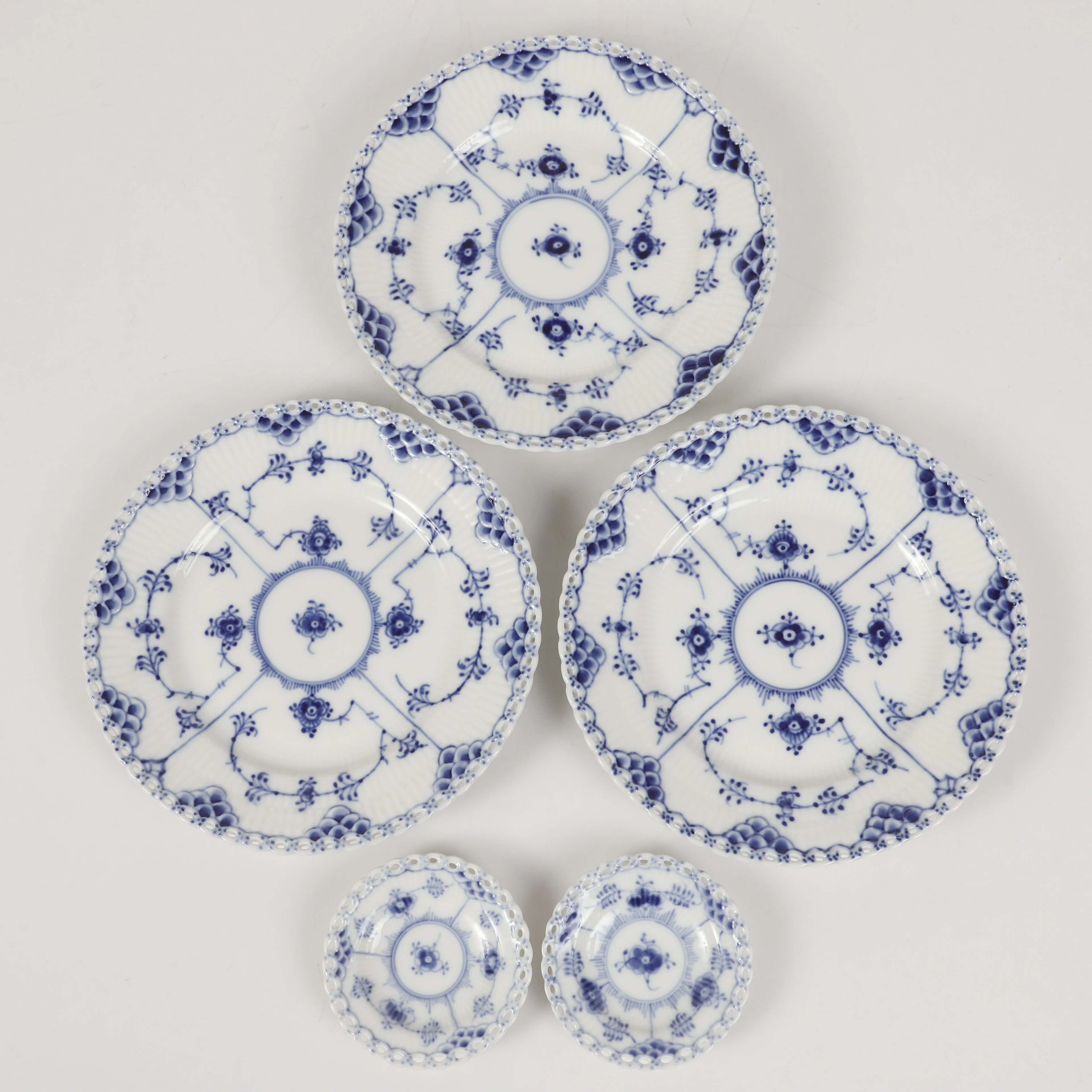 ASSIETTER SAMT MINIATYRFAT, 3+2 stycken, "Musselmalet", porslin, Royal