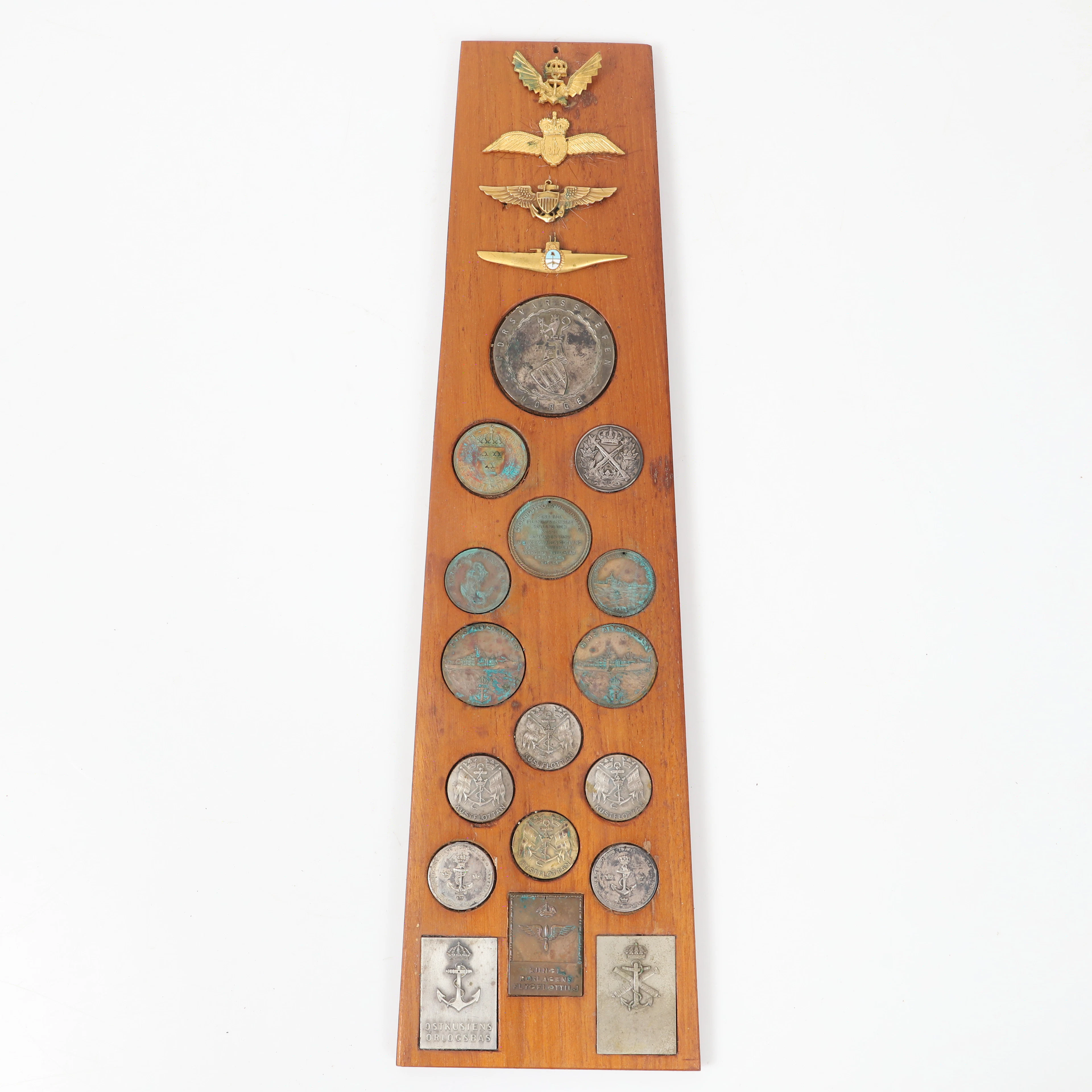 MILITÄR MEDALJ- OCH MYNTSAMLING, 21 stycken på teakbräda, 1900-tal.