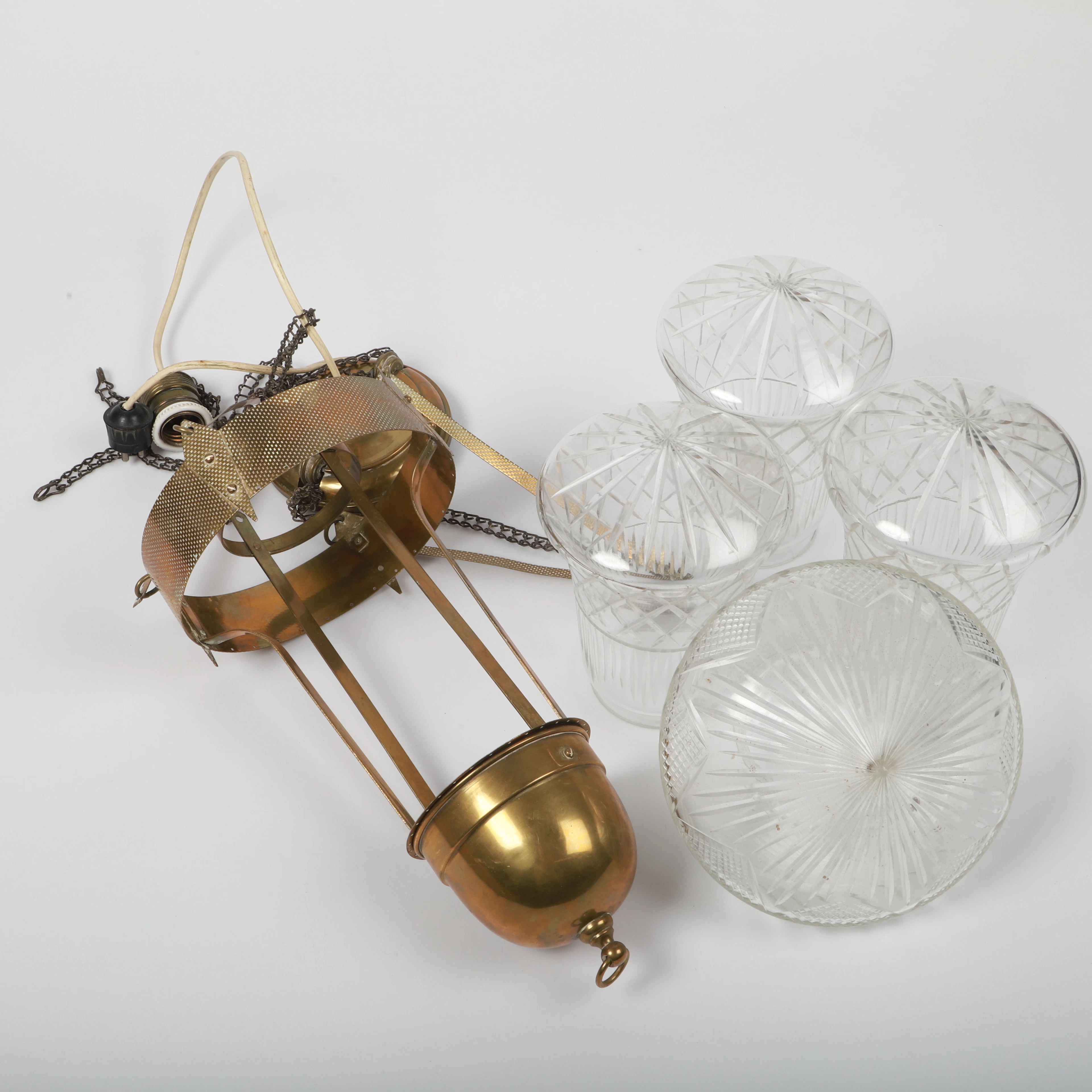 TAKLAMPA SAMT LAMPKUPOR, 5 delar, mässing och glas, 1900-talets första hälft.
