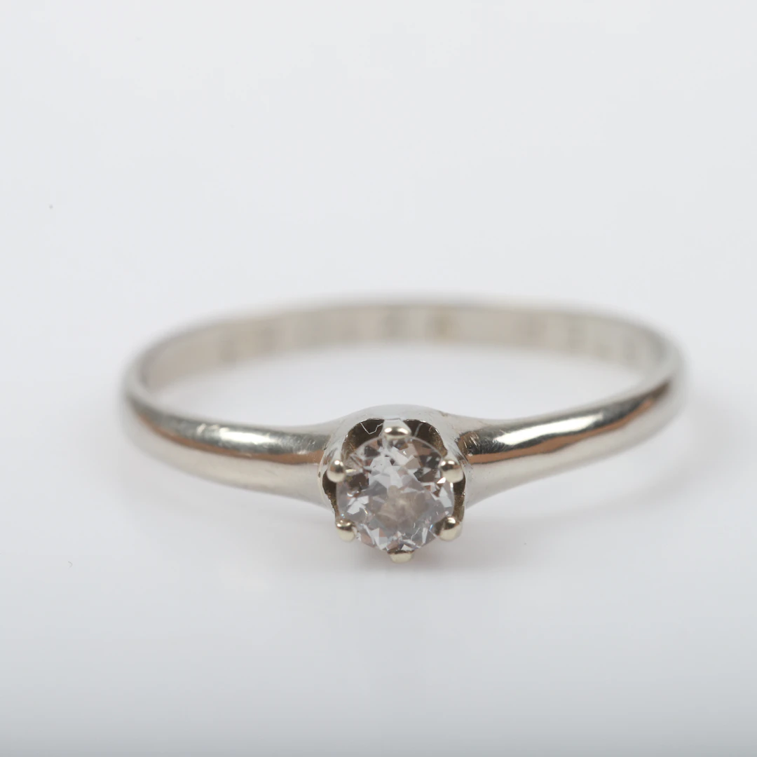 ENSTENSRING, 14 K vitguld med briljantslipad diamant, ca 0,23 ct.