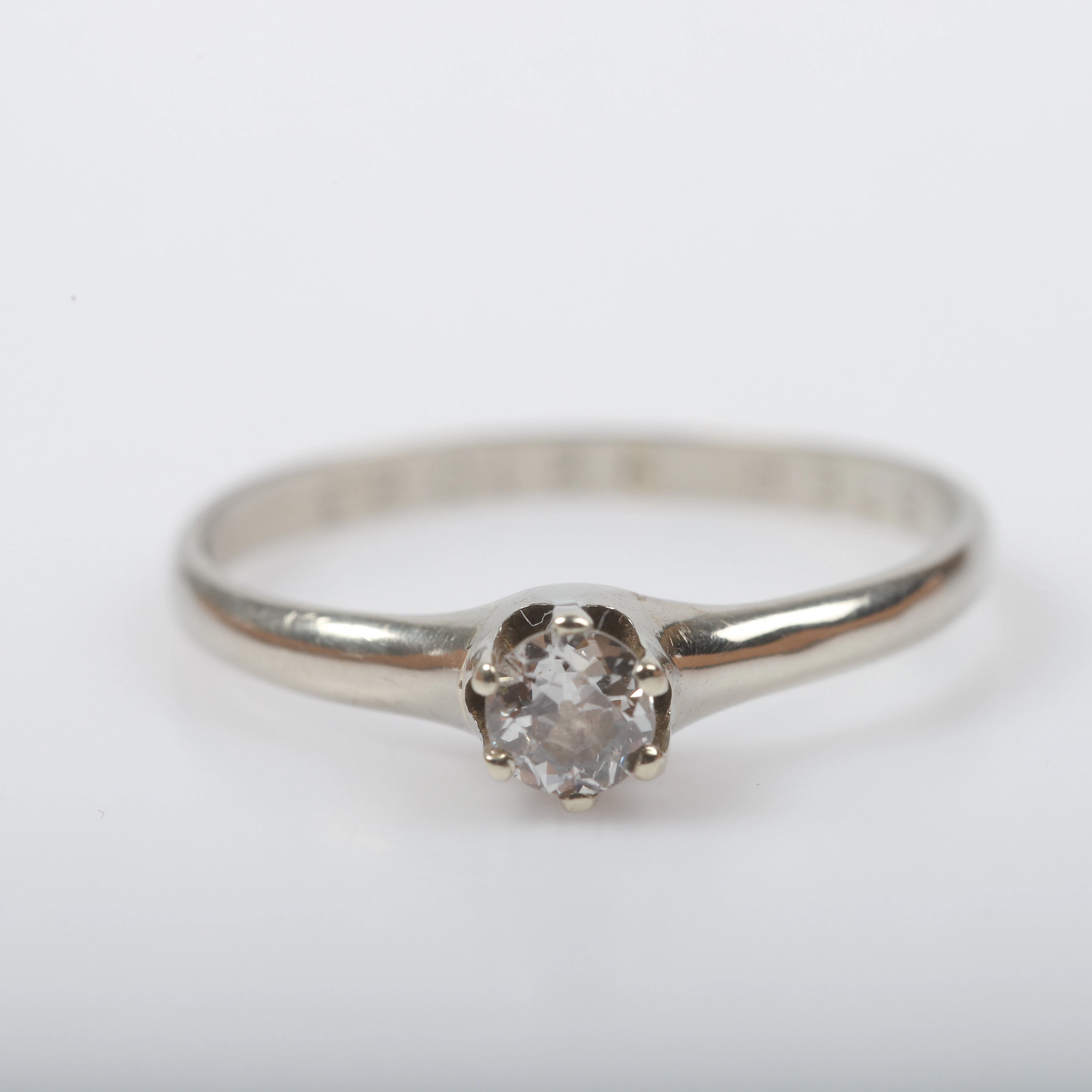 ENSTENSRING, 14 K vitguld med briljantslipad diamant, ca 0,23 ct.