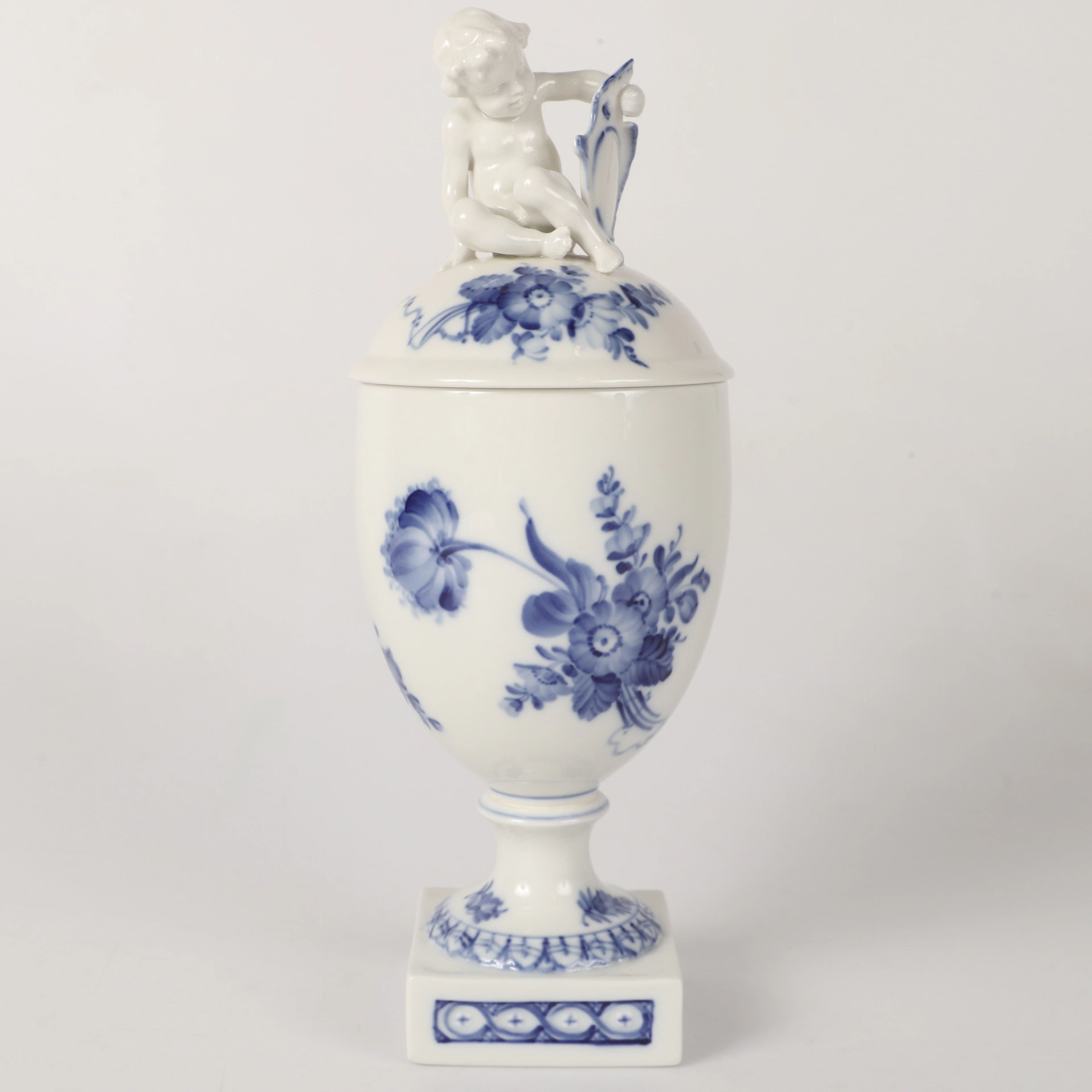 LOCKURNA, "Blå Blomst", porslin, Royal Copenhagen, Danmark.