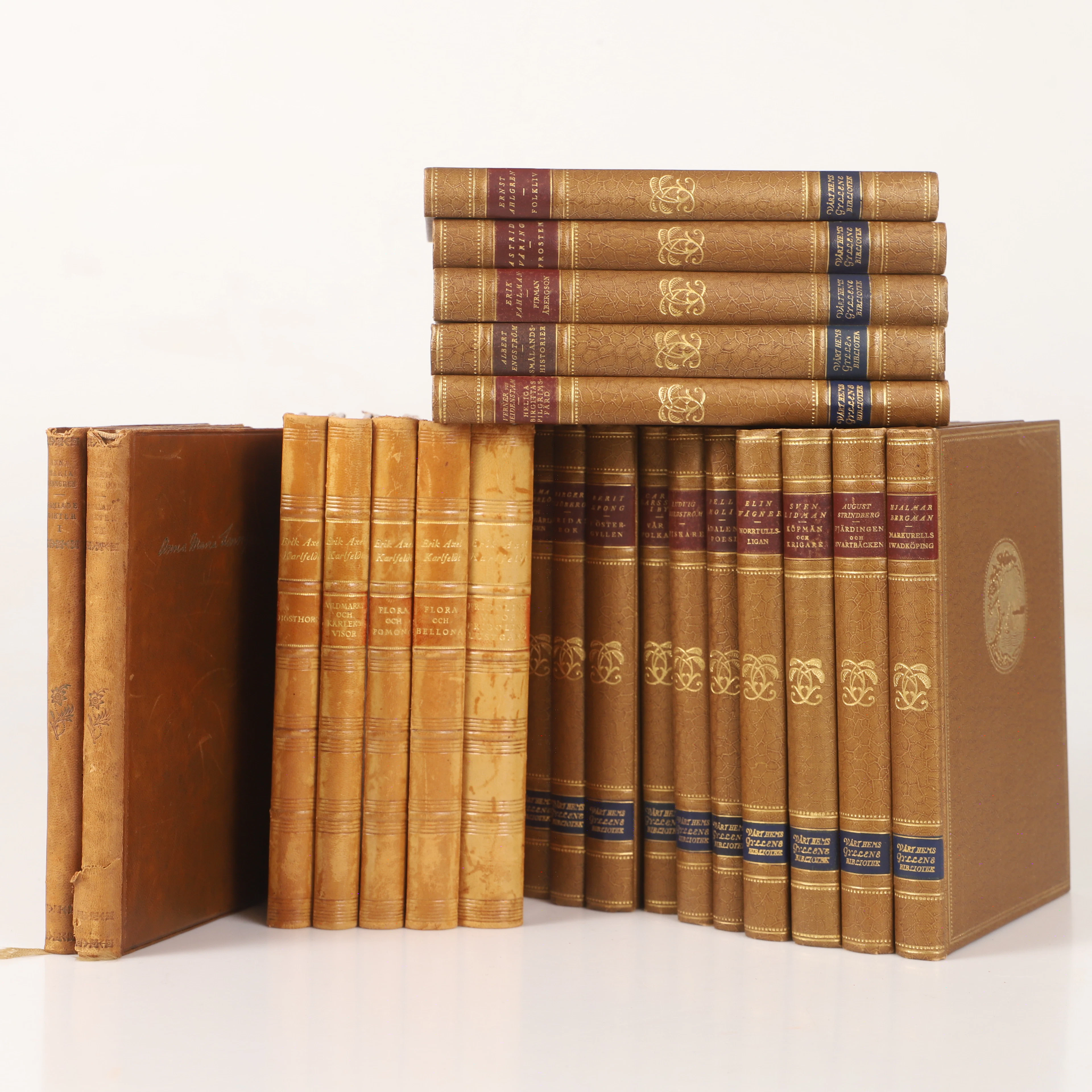 ROMANER M. M., 22 stycken, mestadels "Vårt hems gyllene bibliotek", 1930.