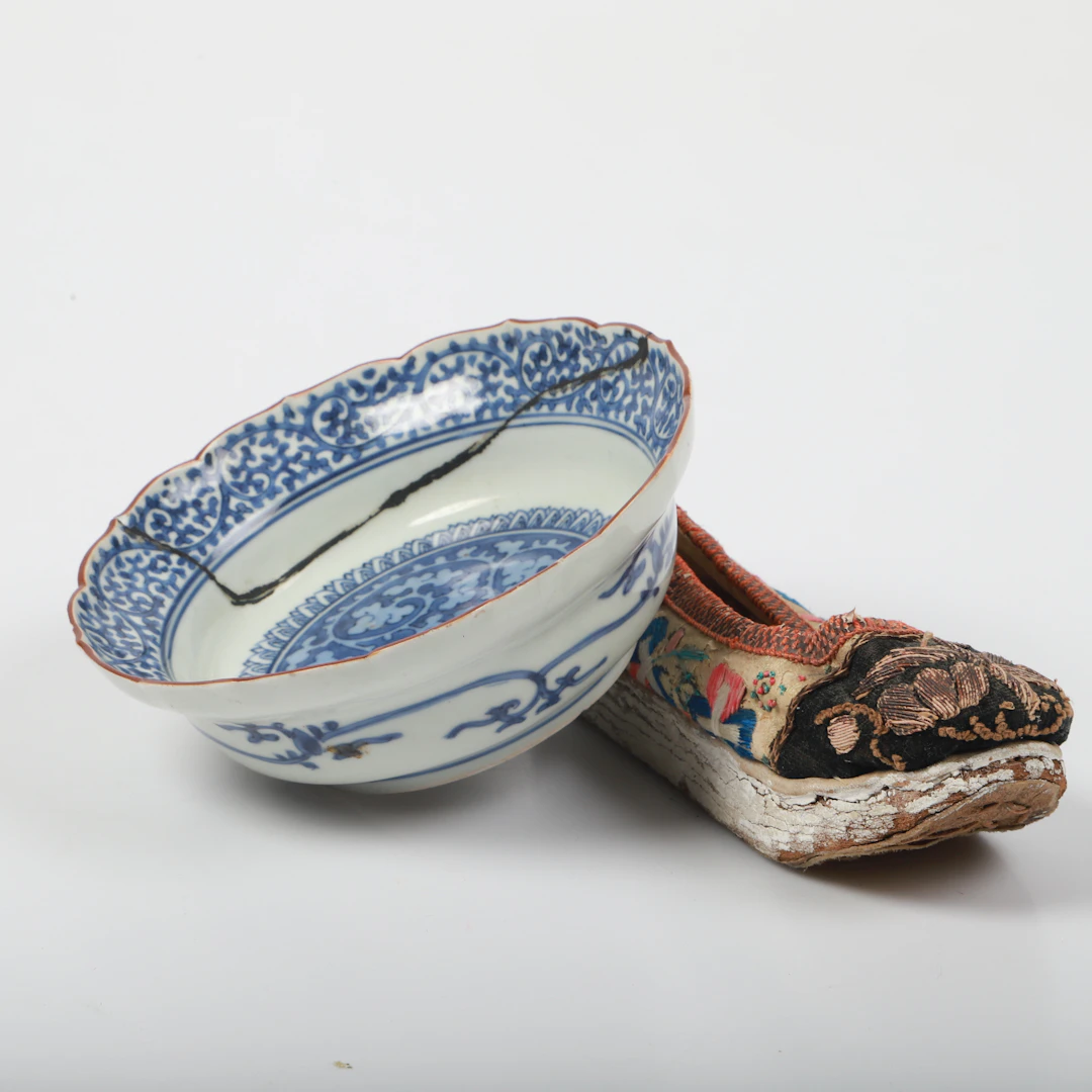 SKÅL OCH SKO, porslin/textil, Kina, 1800-tal.