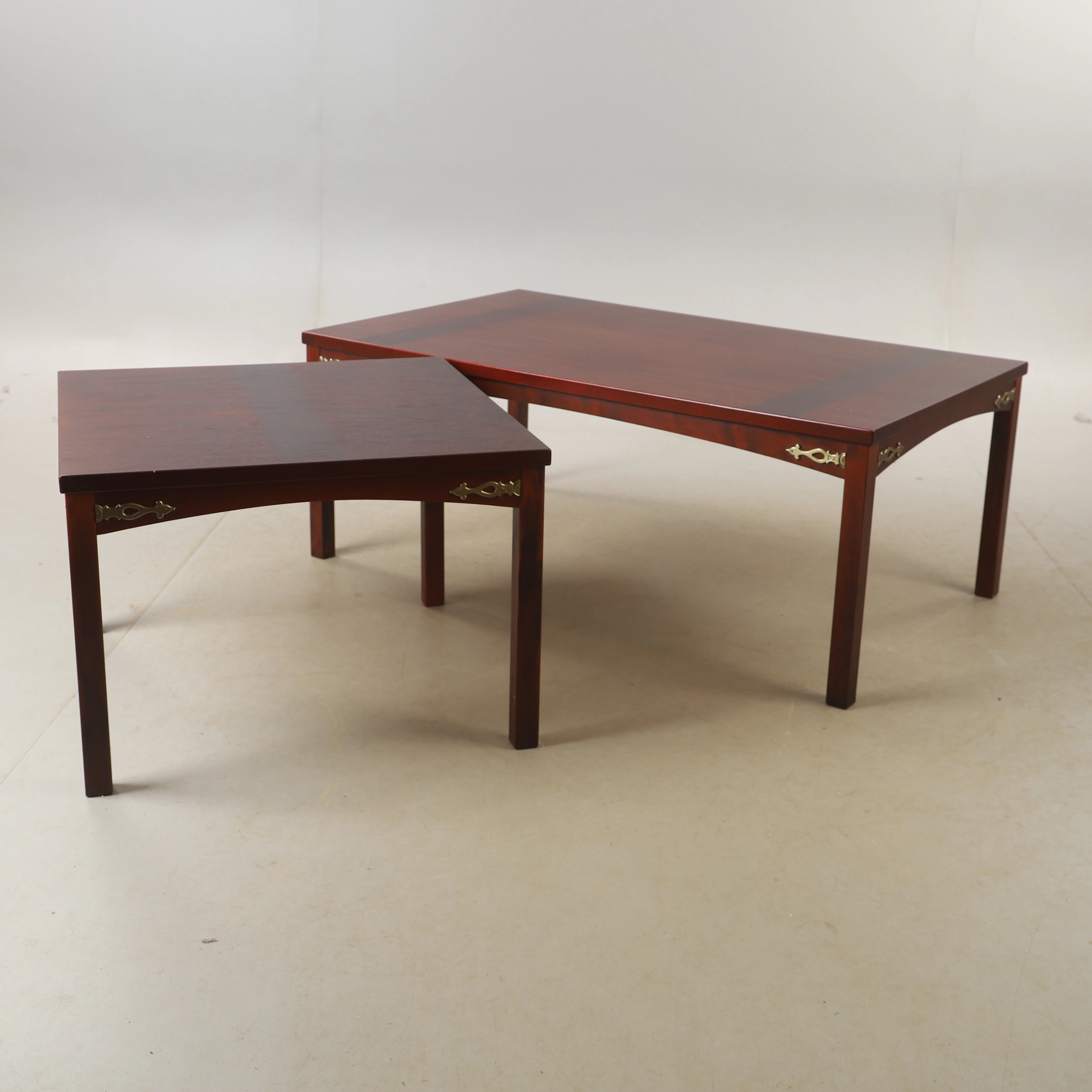 SOFFBORD, 2 stycken, mahogny, 1900-talets andra hälft.