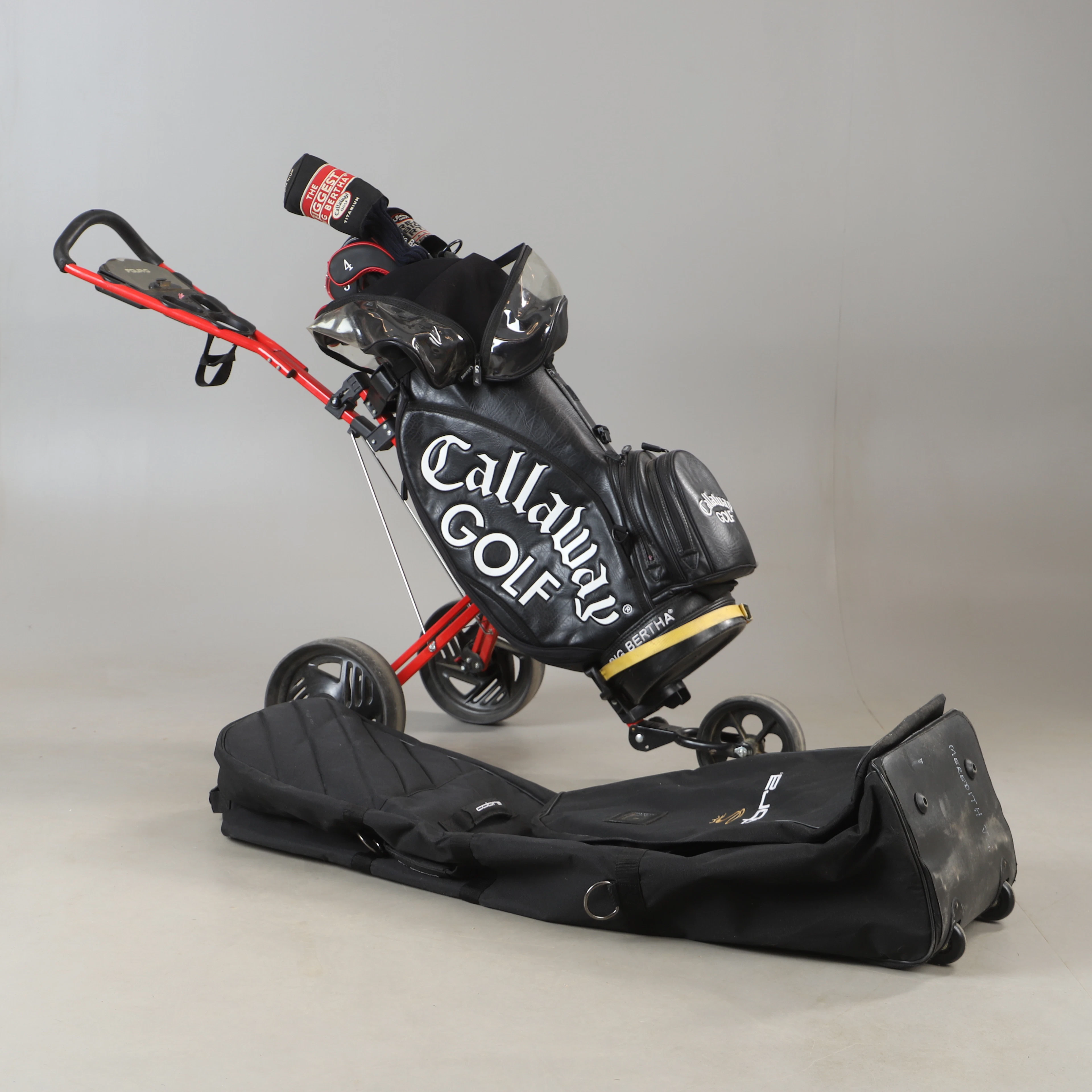 GOLFKLUBBOR MED BAG, VAGN SAMT RESEFODRAL, herr, mestadels Callaway.