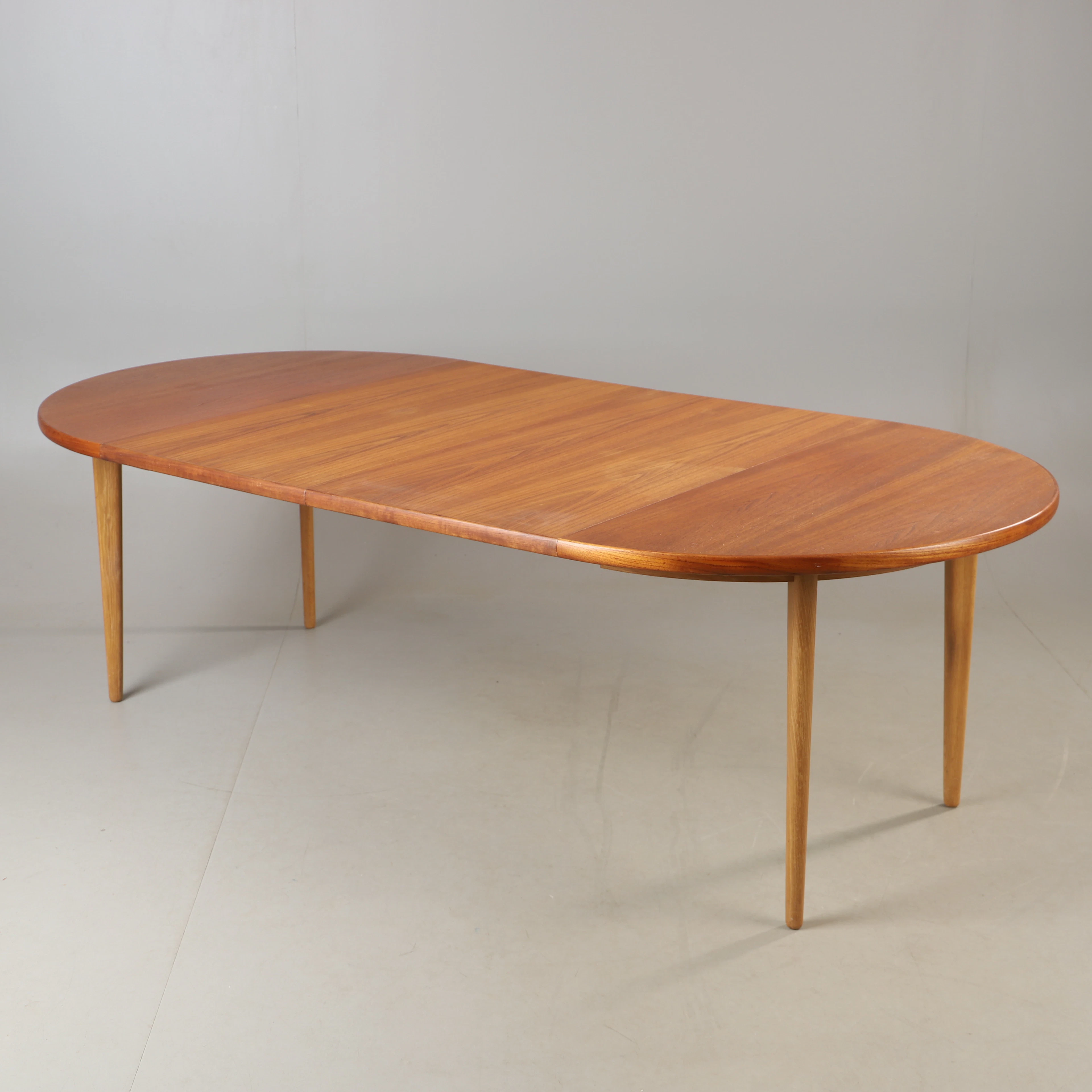 KARL-ERIK EKSELIUS. Matbord, teak och ek, JOC, Vetlanda, 1900-talets mitt.