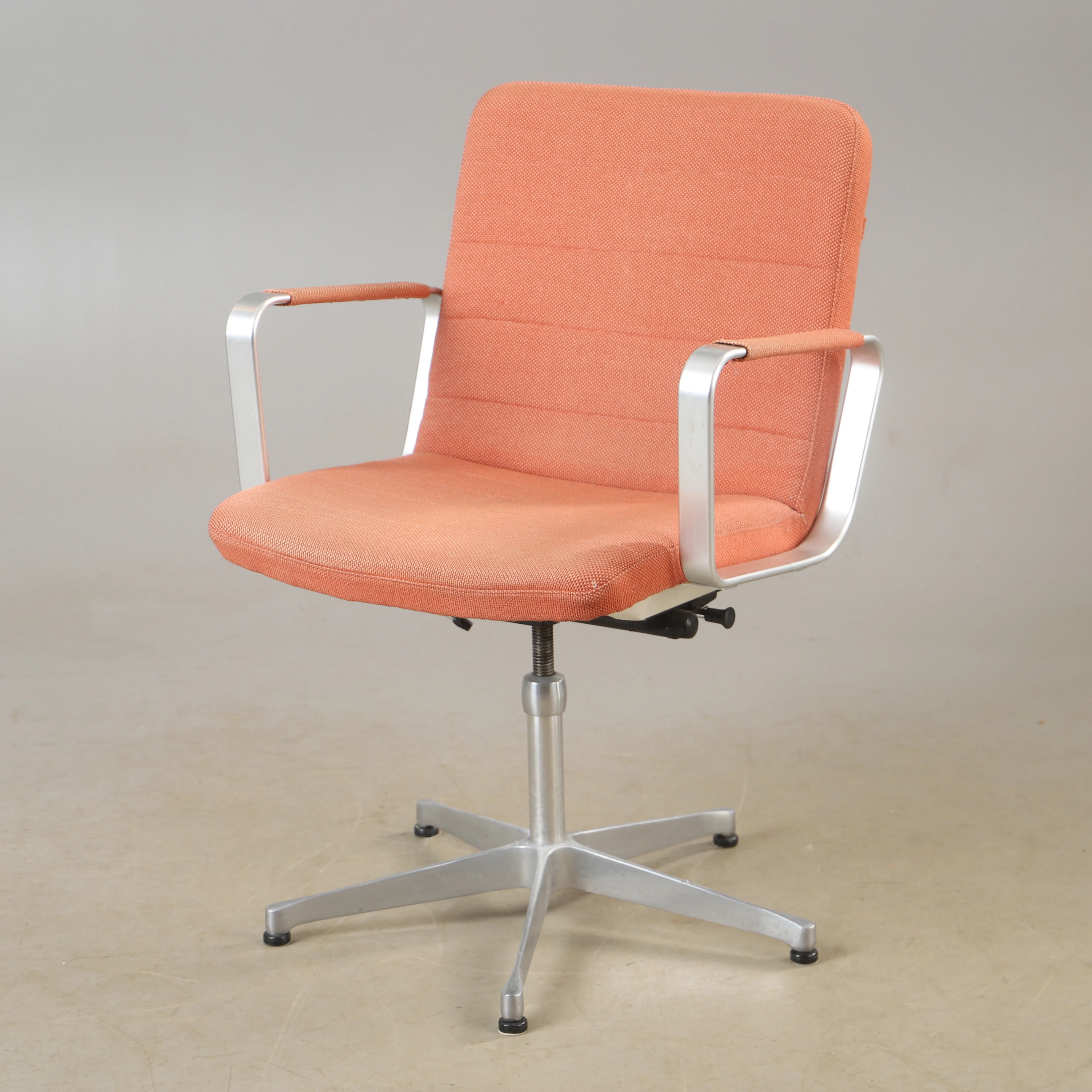 KARL-ERIK EKSELIUS. Kontorsstol, textil med metallunderrede, JOC, Vetlanda.