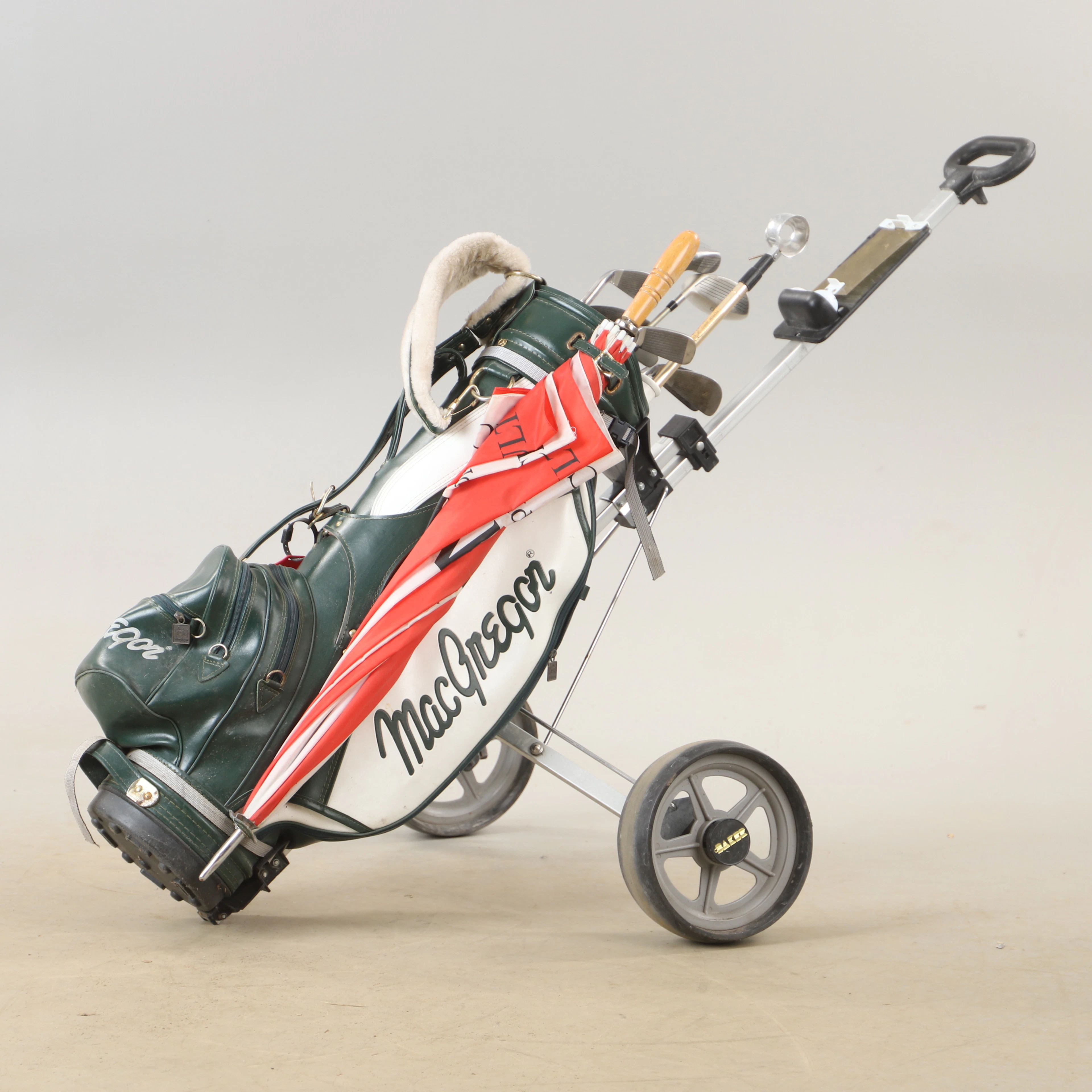 GOLFKLUBBOR MED BAG, mestadels Macgregor.