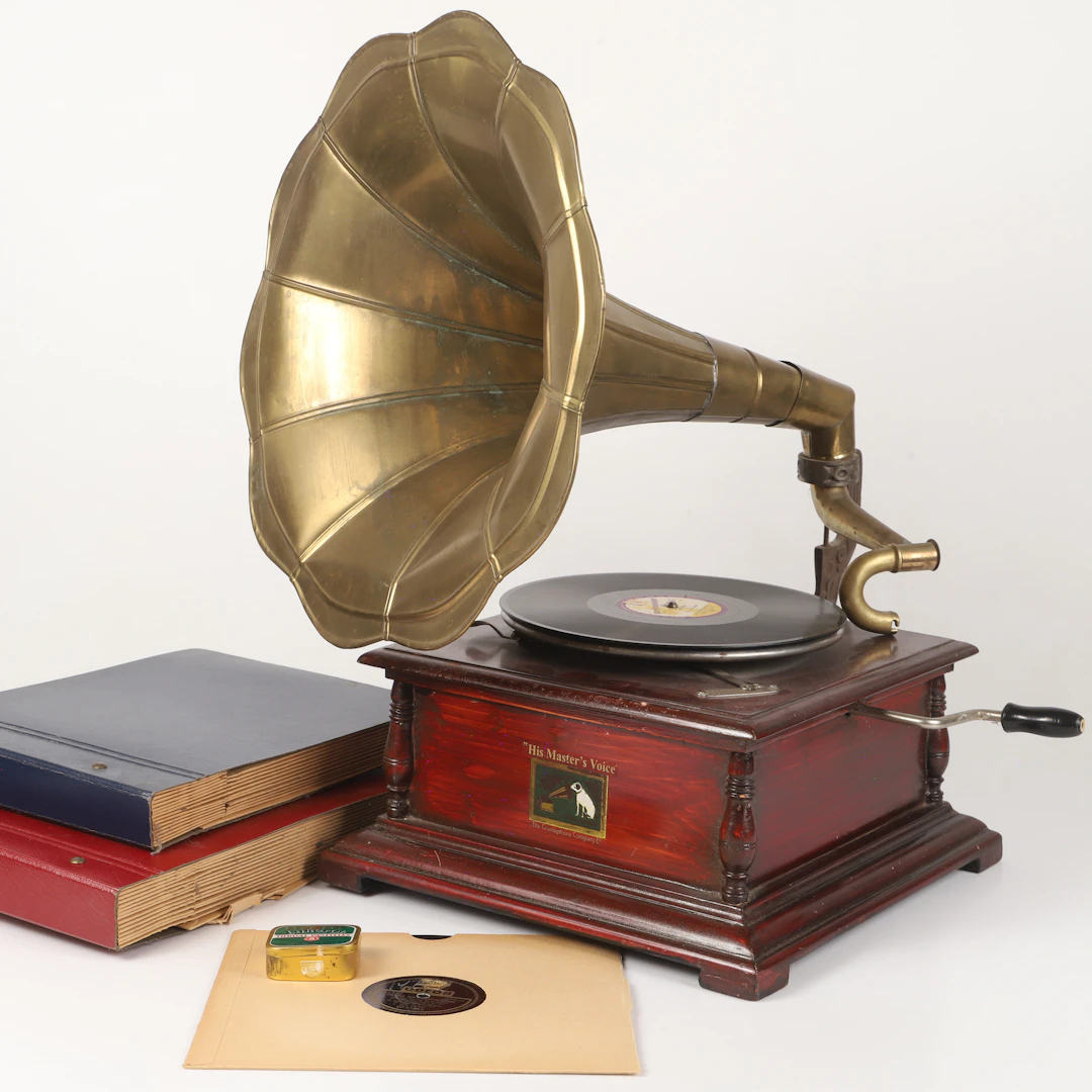 TRATTGRAMMOFON, trä/metall, 1900-tal.