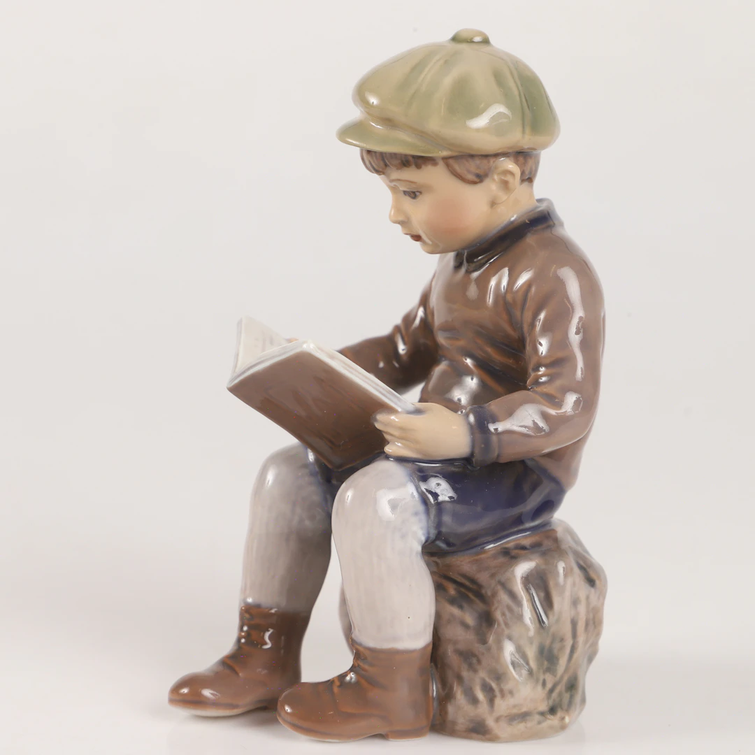 FIGURIN, läsande pojke, porslin, Dahl Jensen, Danmark.