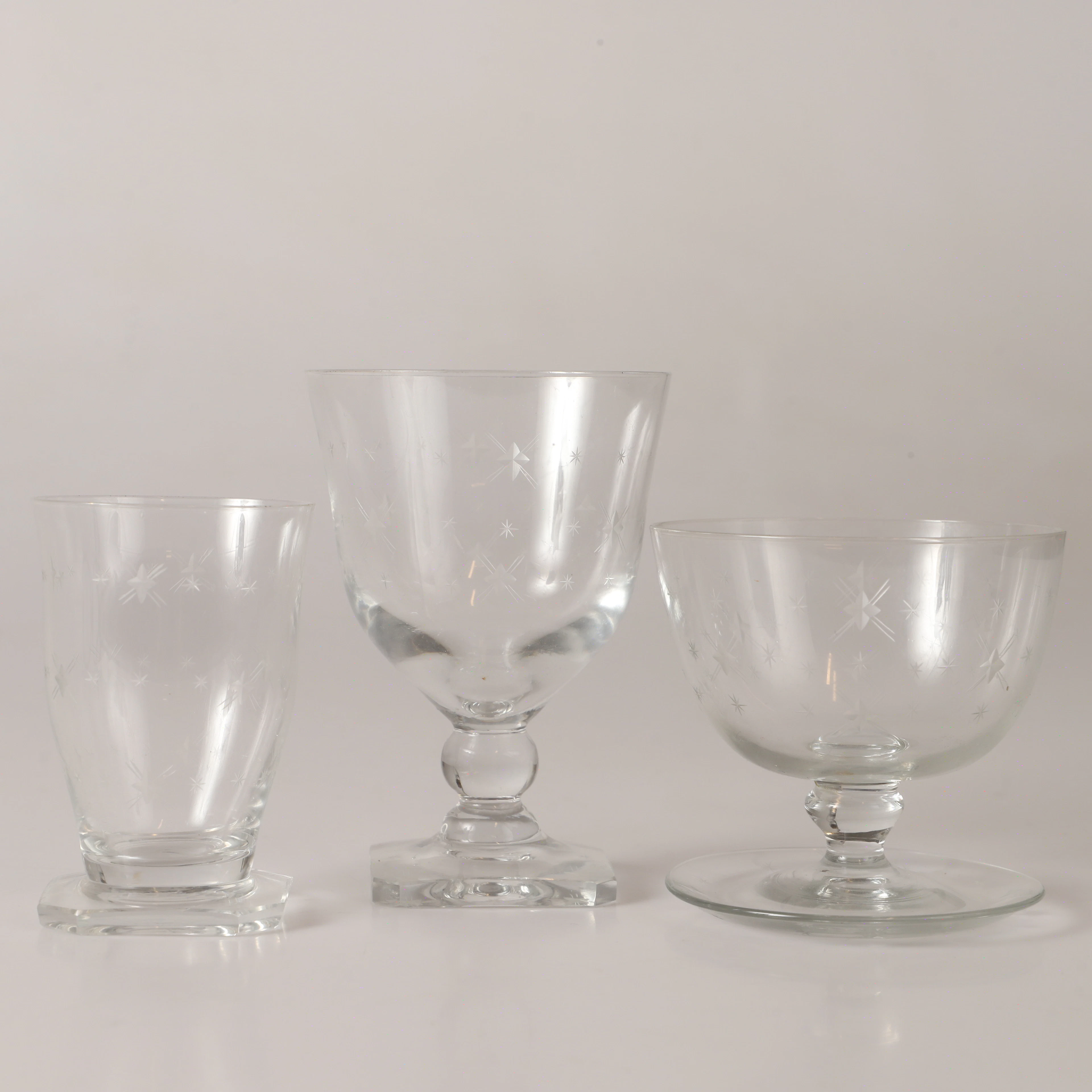 GLASSERVIS, 20 delar, glas med etsade stjärnor, 1900-tal.