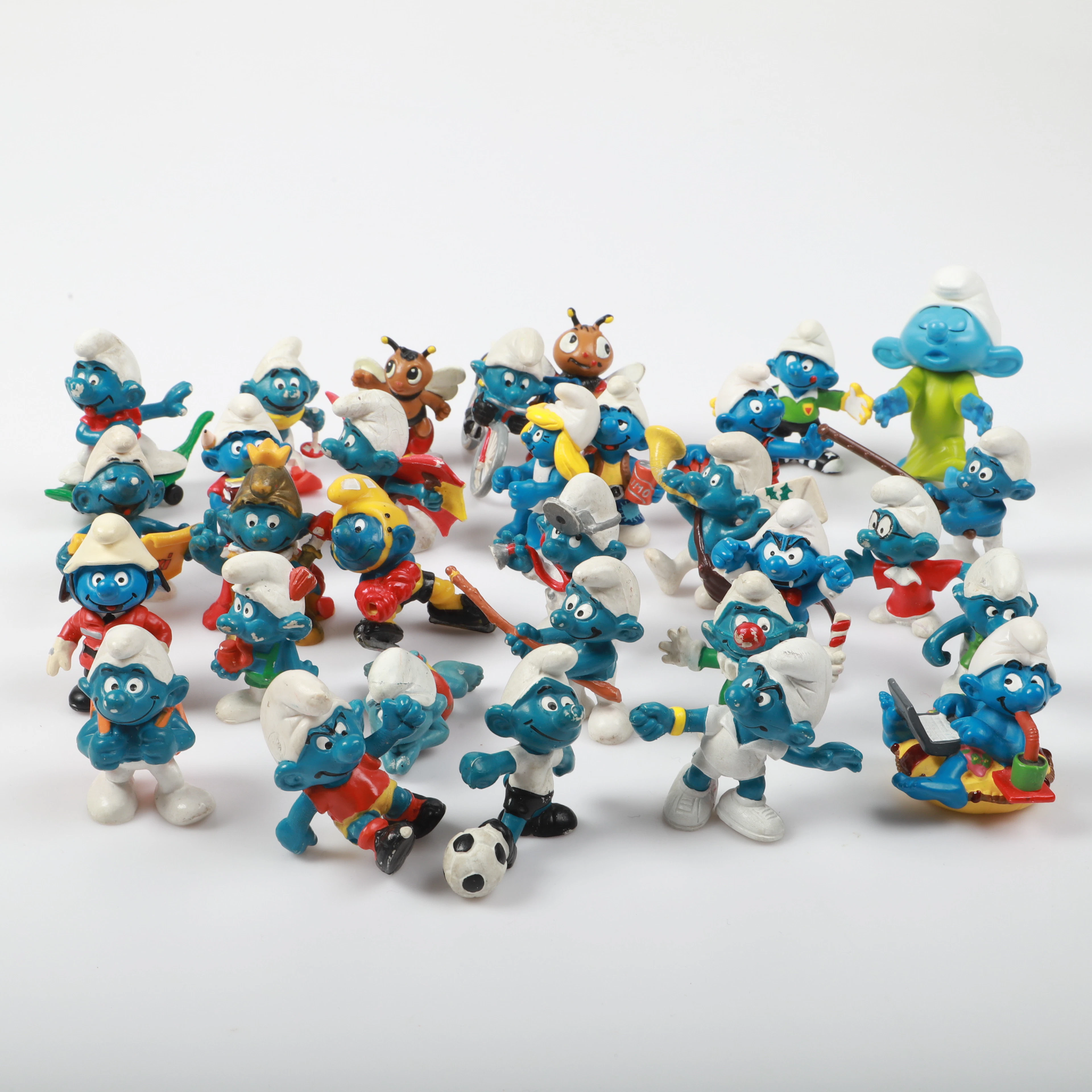 LEKSAKSFIGURER, 31 stycken mestadels "Smurfarna", plast, bl. a. Schleich