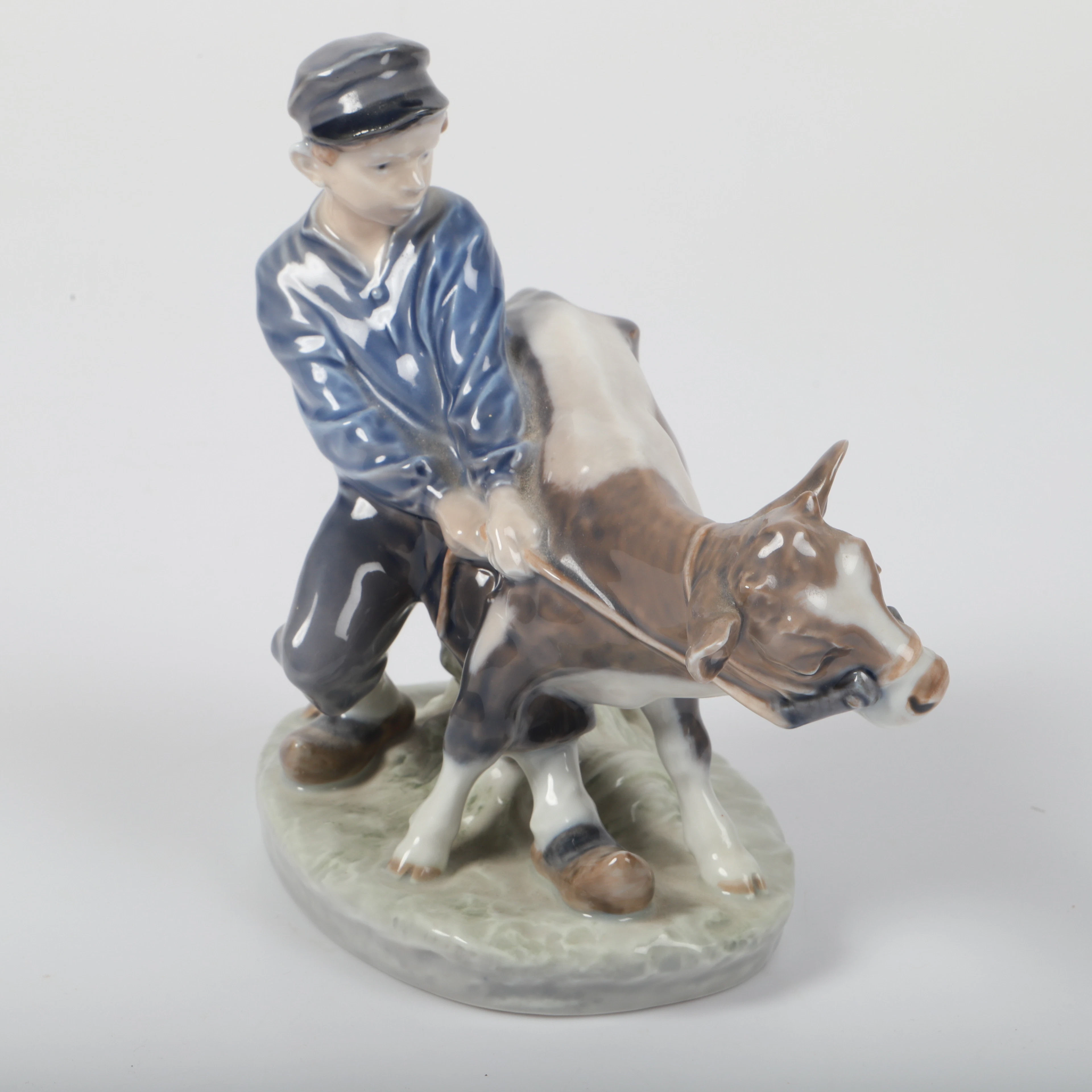 FIGURIN, dräng med kalv, porslin, Royal Copenhagen, Danmark.