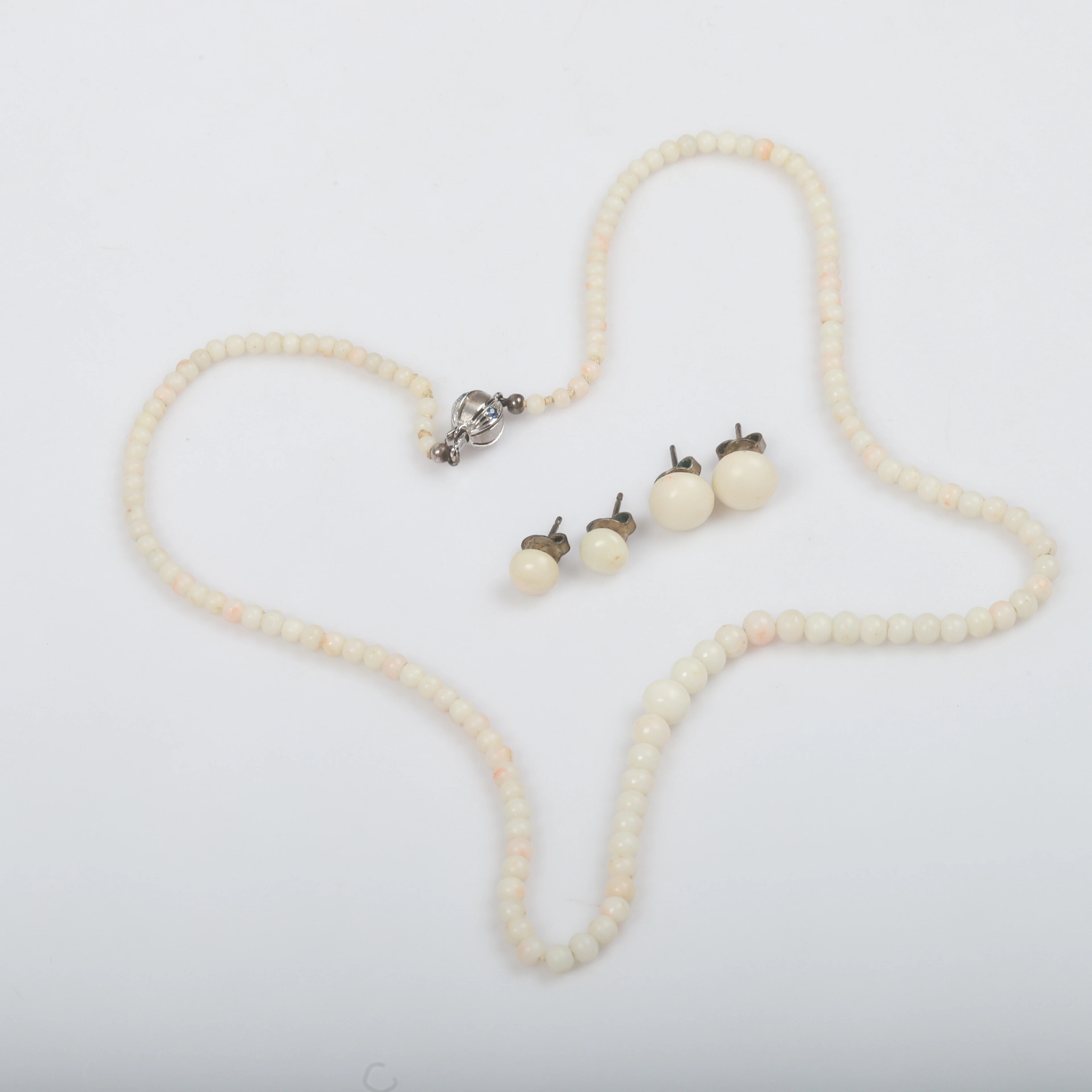COLLIER, rosavit korall med lås av 18 K vitguld och safirer.
