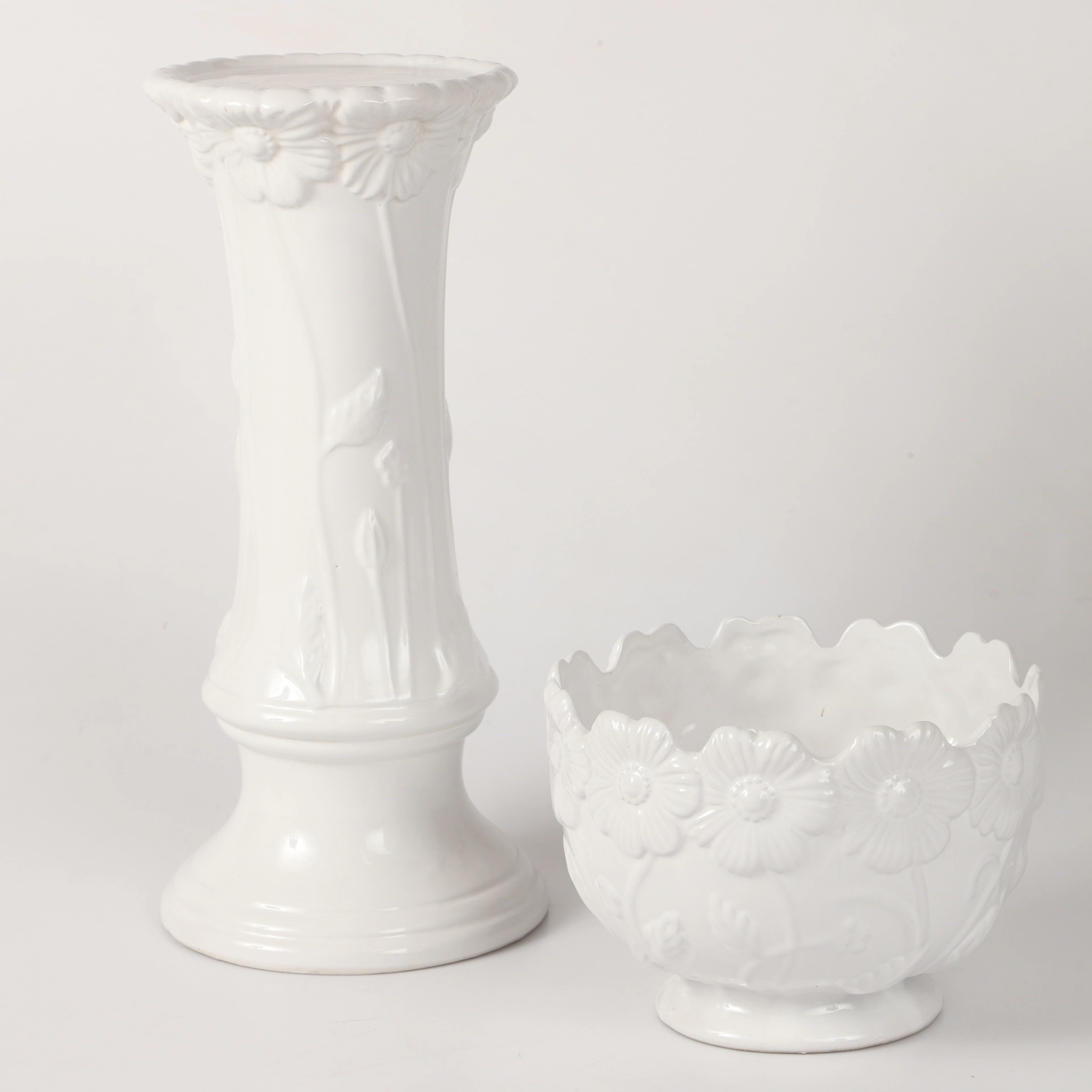 YTTERFODER SAMT PIEDESTAL, blomsterrelief, porslin, 1900-/2000-tal.