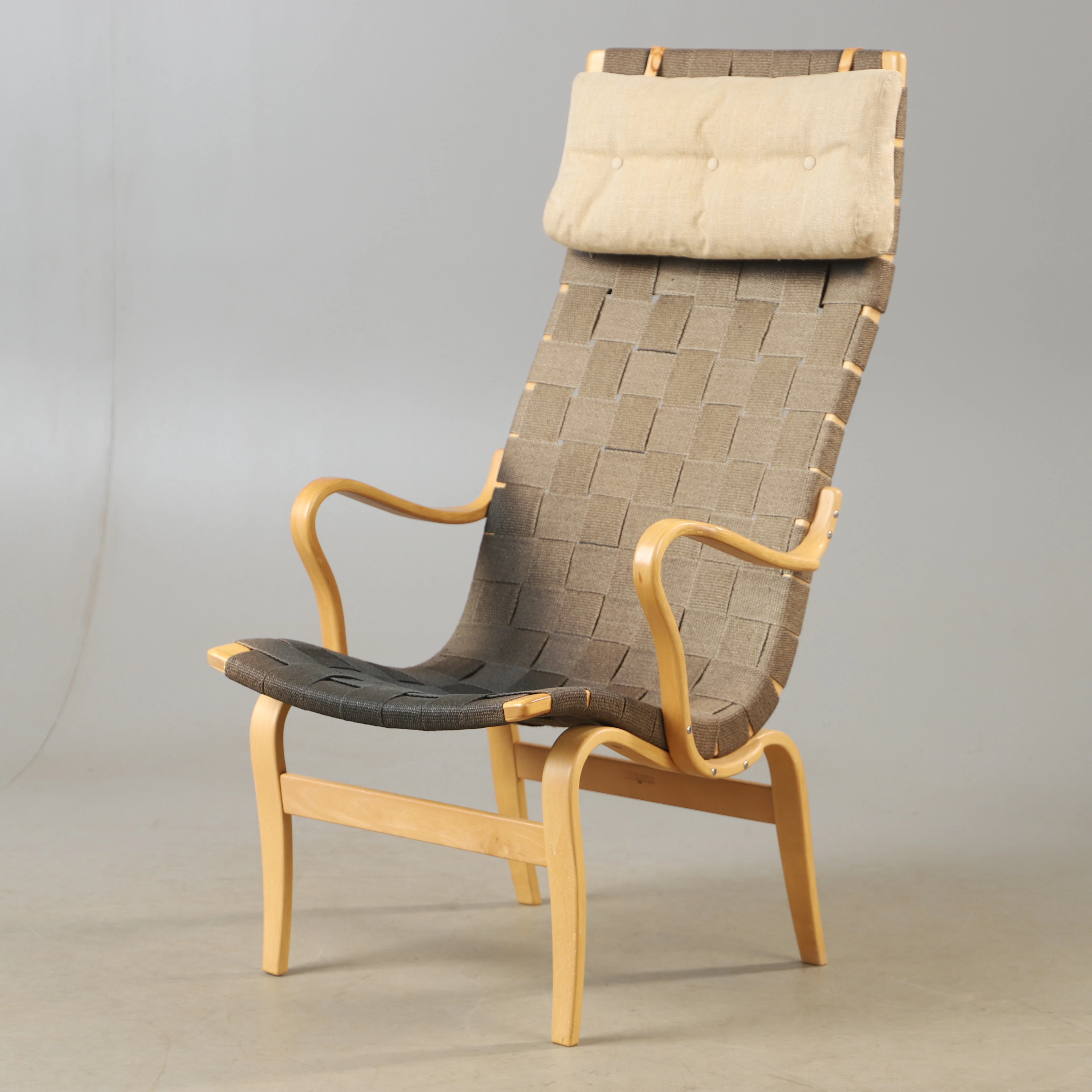 BRUNO MATHSSON. Fåtölj, "Eva Hög", sadeljord och bok, Mathsson design