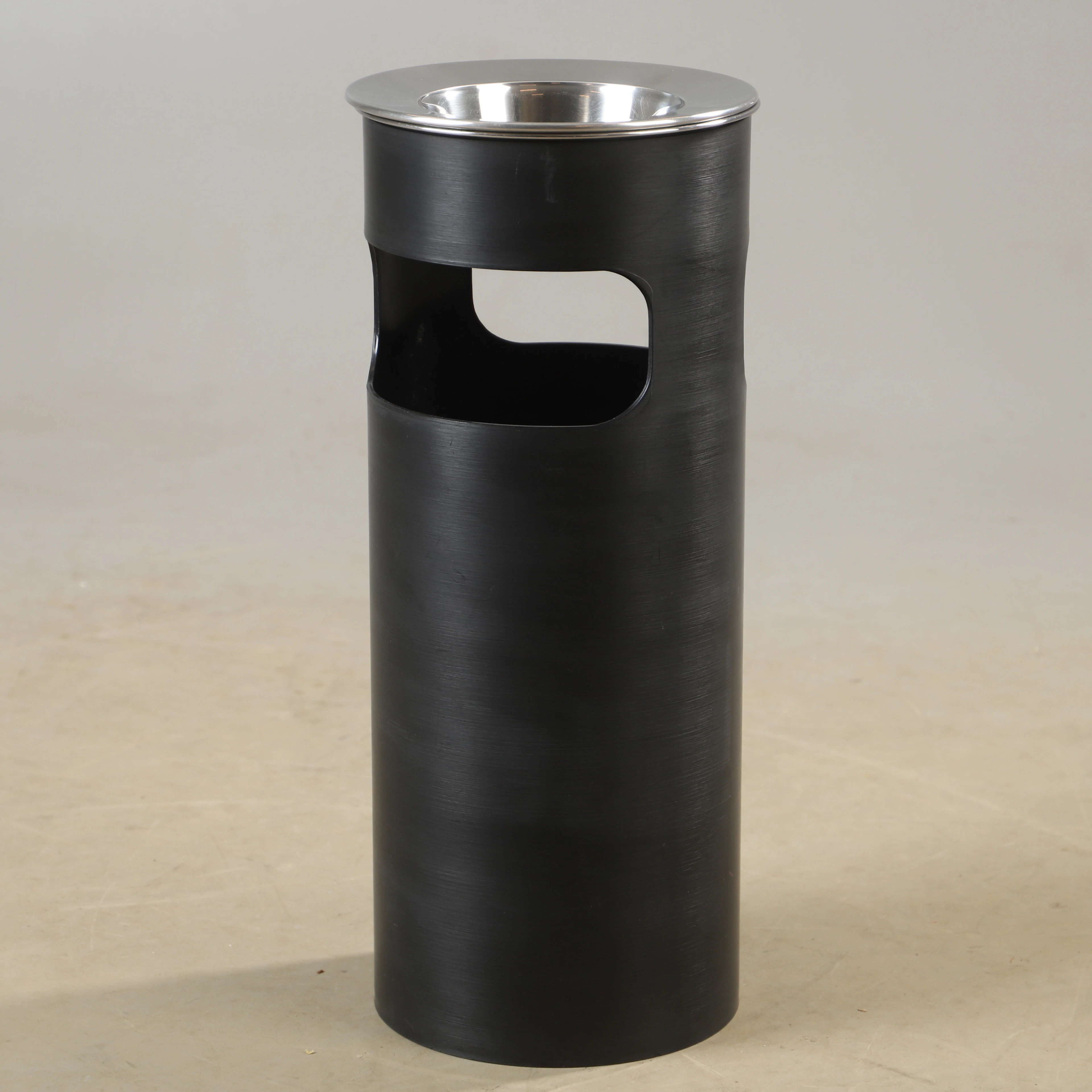 GINO COLOMBINI. Papperskorg, 4610, plast och metall, Kartell, Italien.