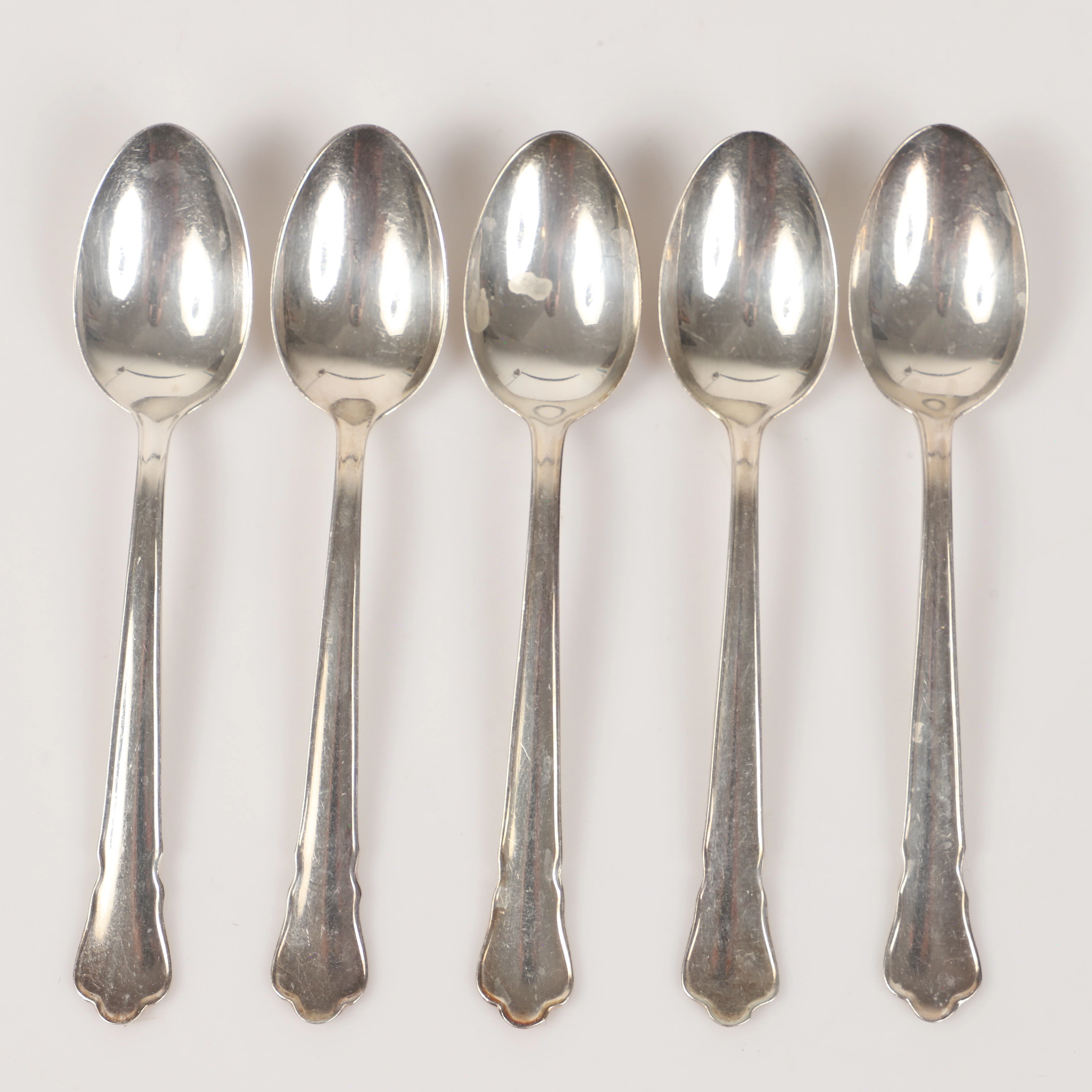 KAFFESKEDAR, 5 stycken, "Chippendale", silver.