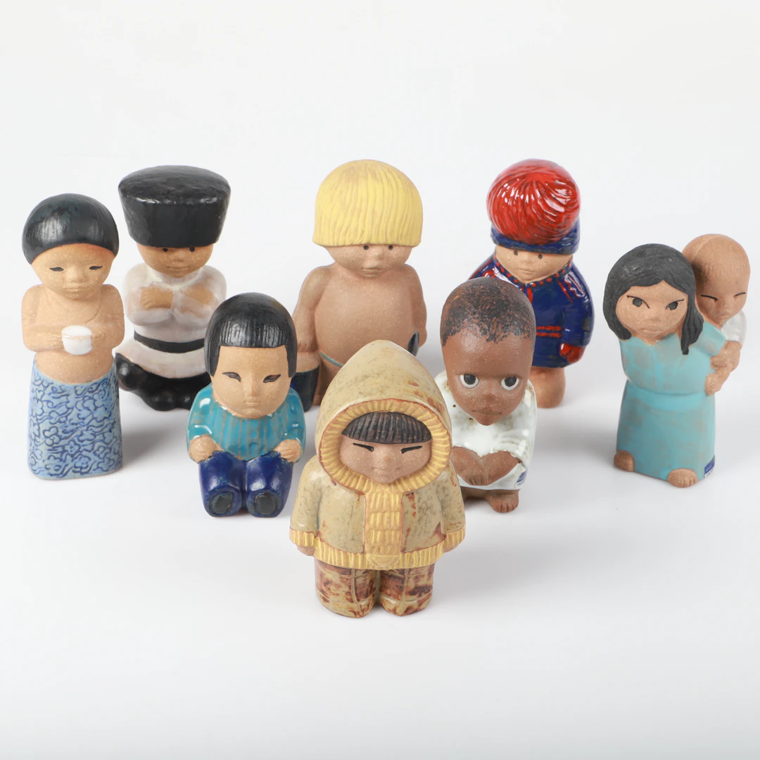 LISA LARSON. Figuriner, 8 stycken ur serien "All Världens Barn", Gustavsberg.