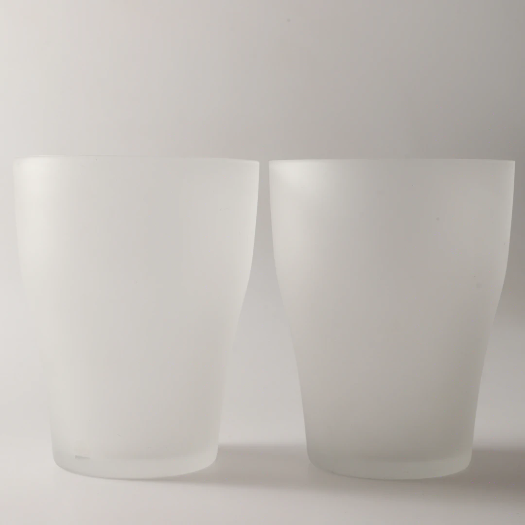 THOMAS SANDELL. Vaser, 2 stycken, "Louise", frostat glas, Reijmyre glasbruk.