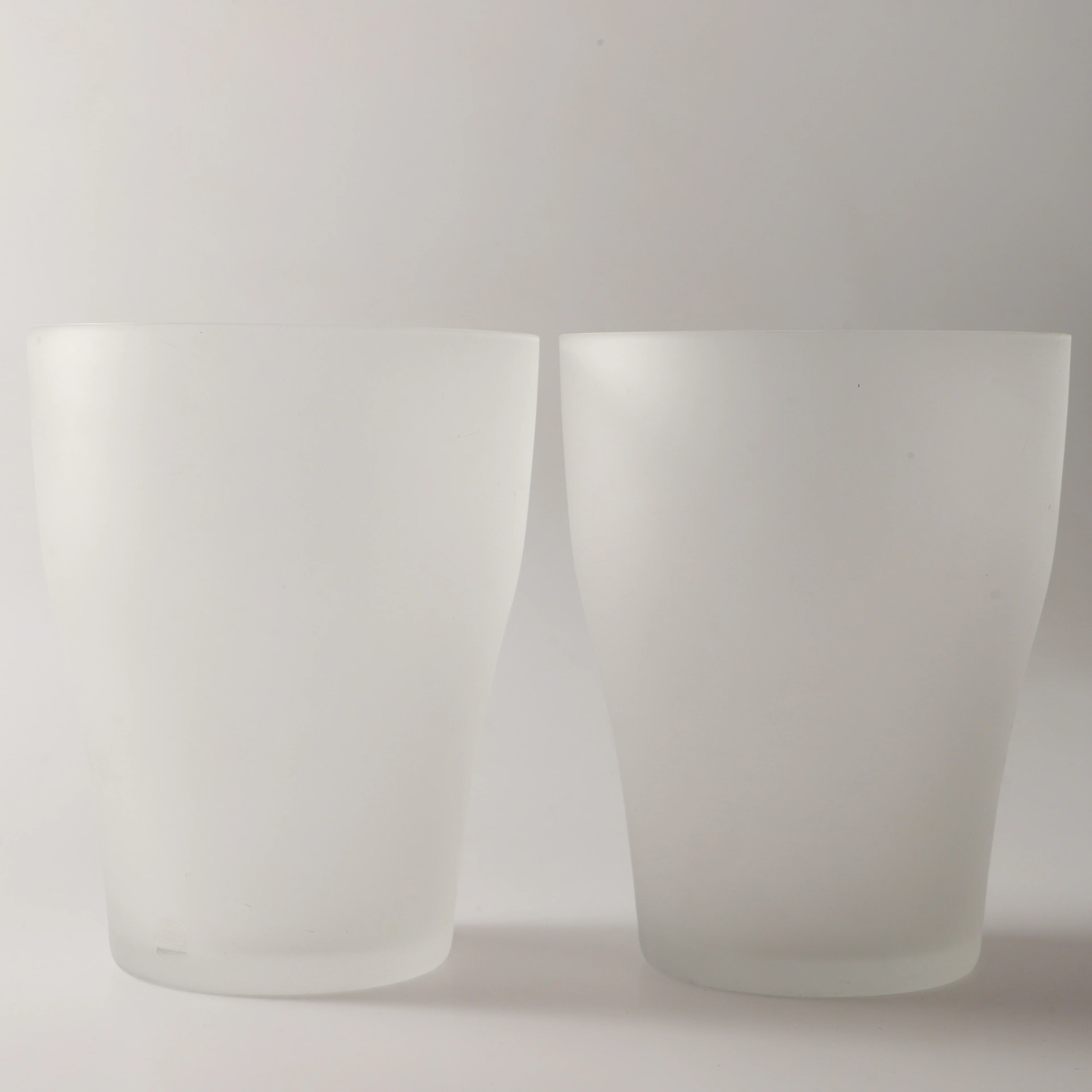 THOMAS SANDELL. Vaser, 2 stycken, "Louise", frostat glas, Reijmyre glasbruk.