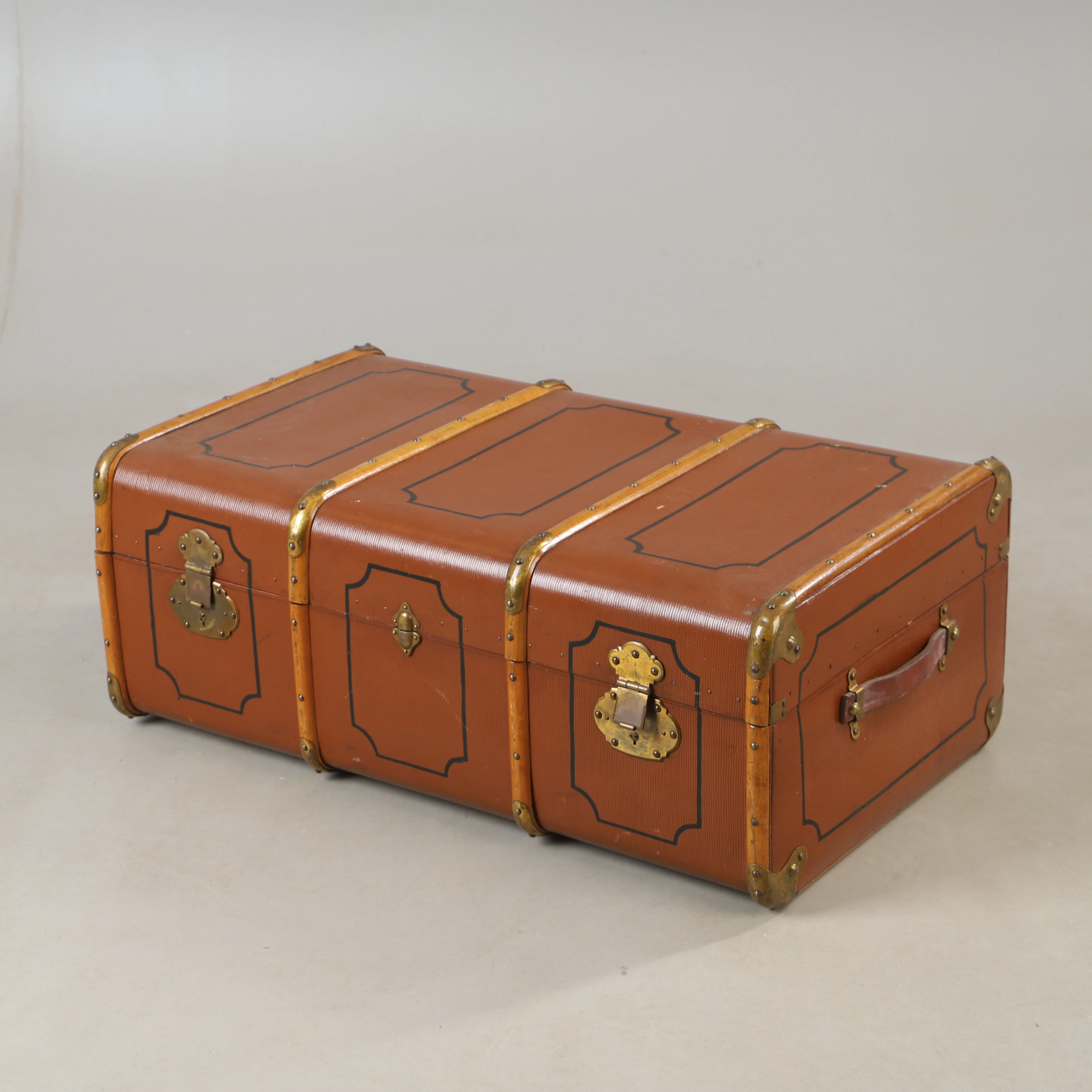KOFFERT, 1900-talets första hälft.