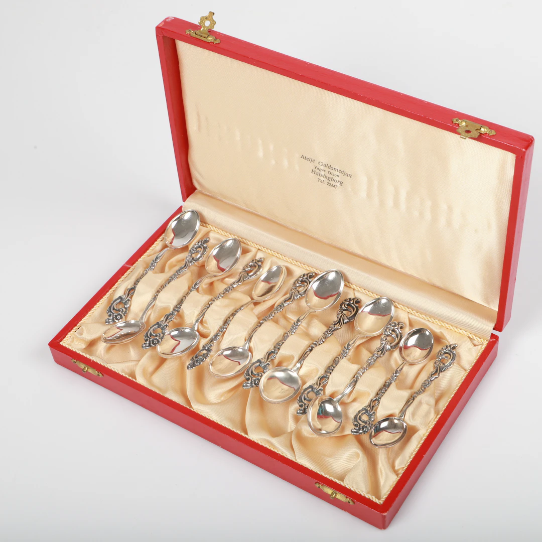 KAFFE- OCH MOCKASKEDAR, 12 stycken, silver med genombruten dekor.