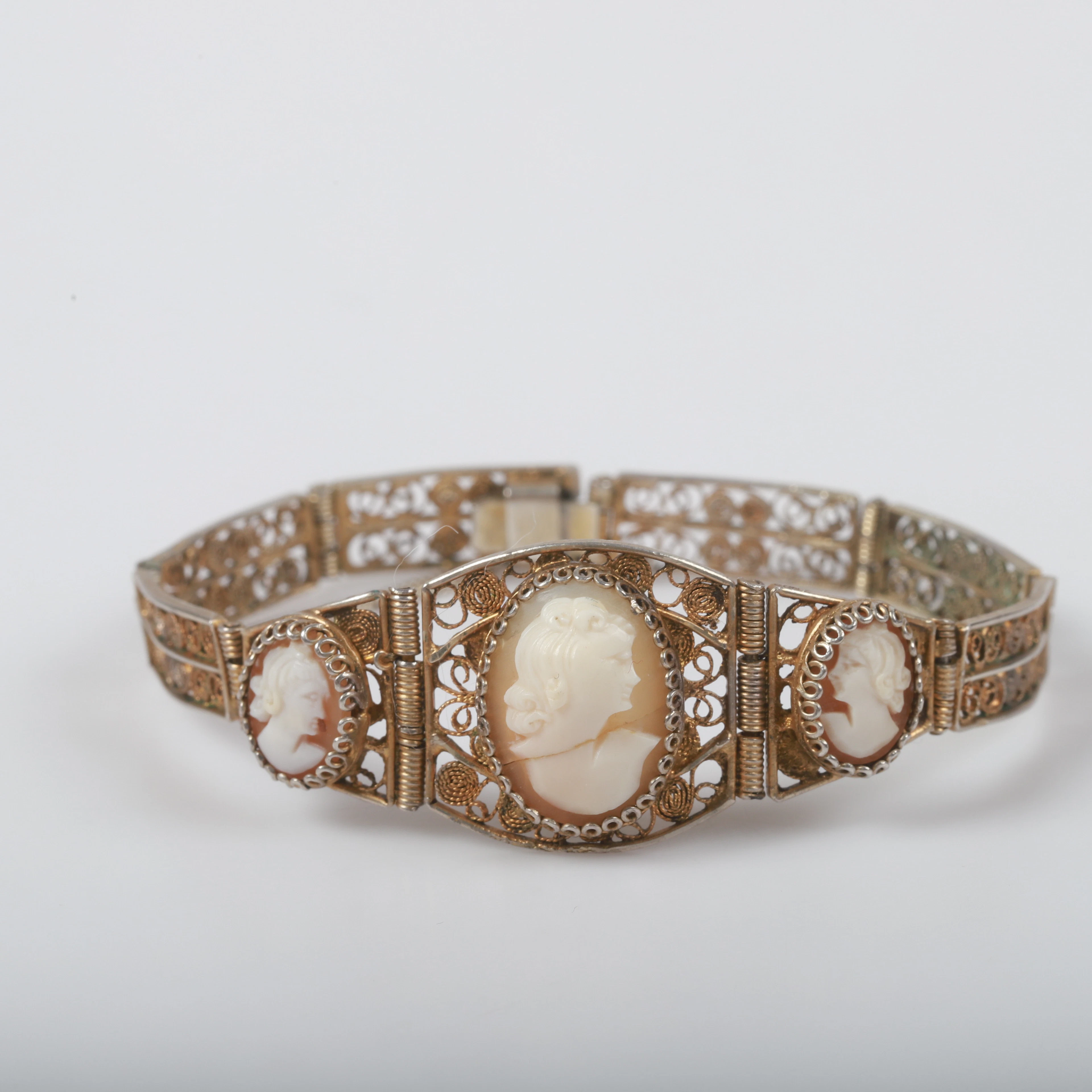 ARMBAND, förgyllt silver med filigranarbete och caméer.
