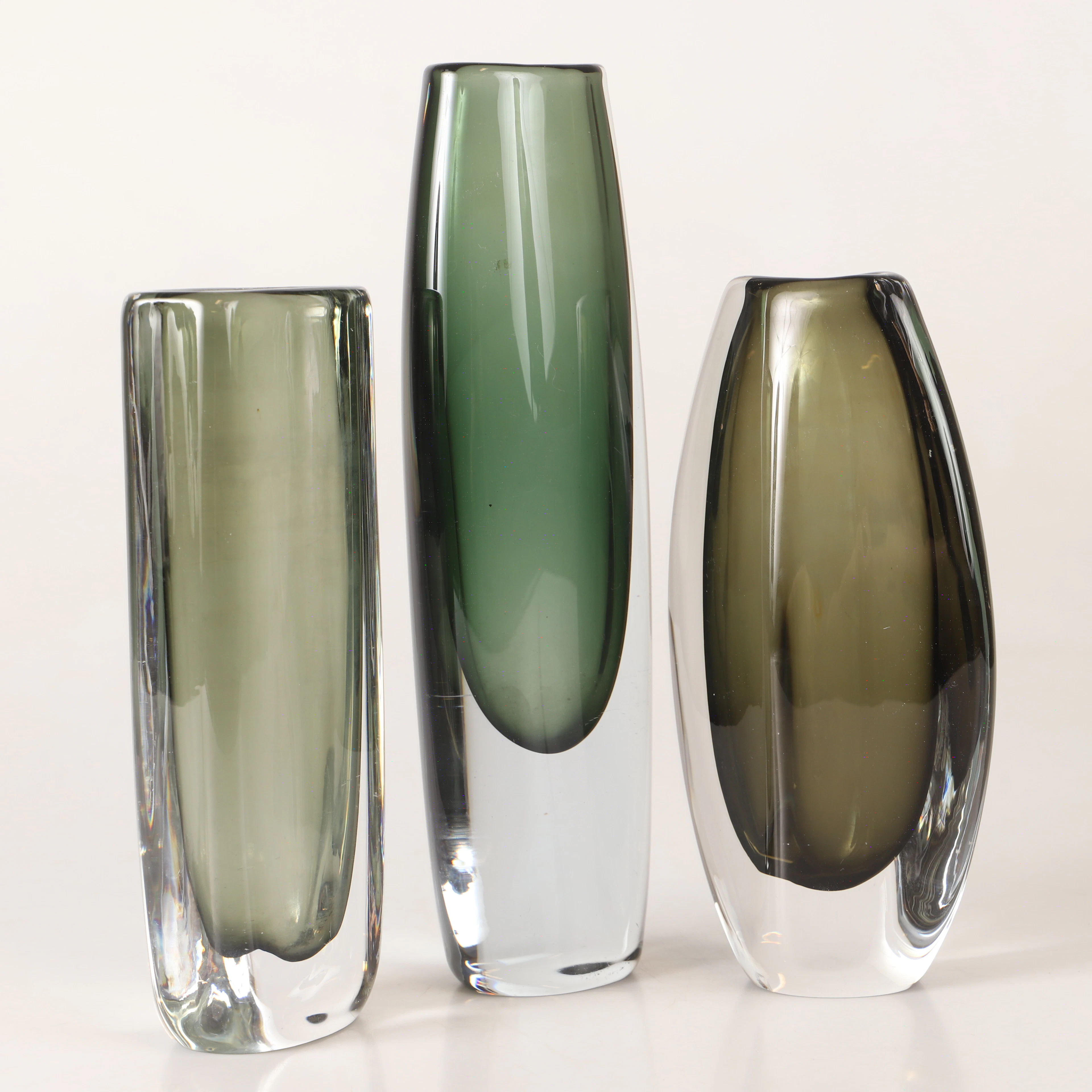 VASER, 3 stycken, färgat glas, bl. a. Nils Landberg, Orrefors.