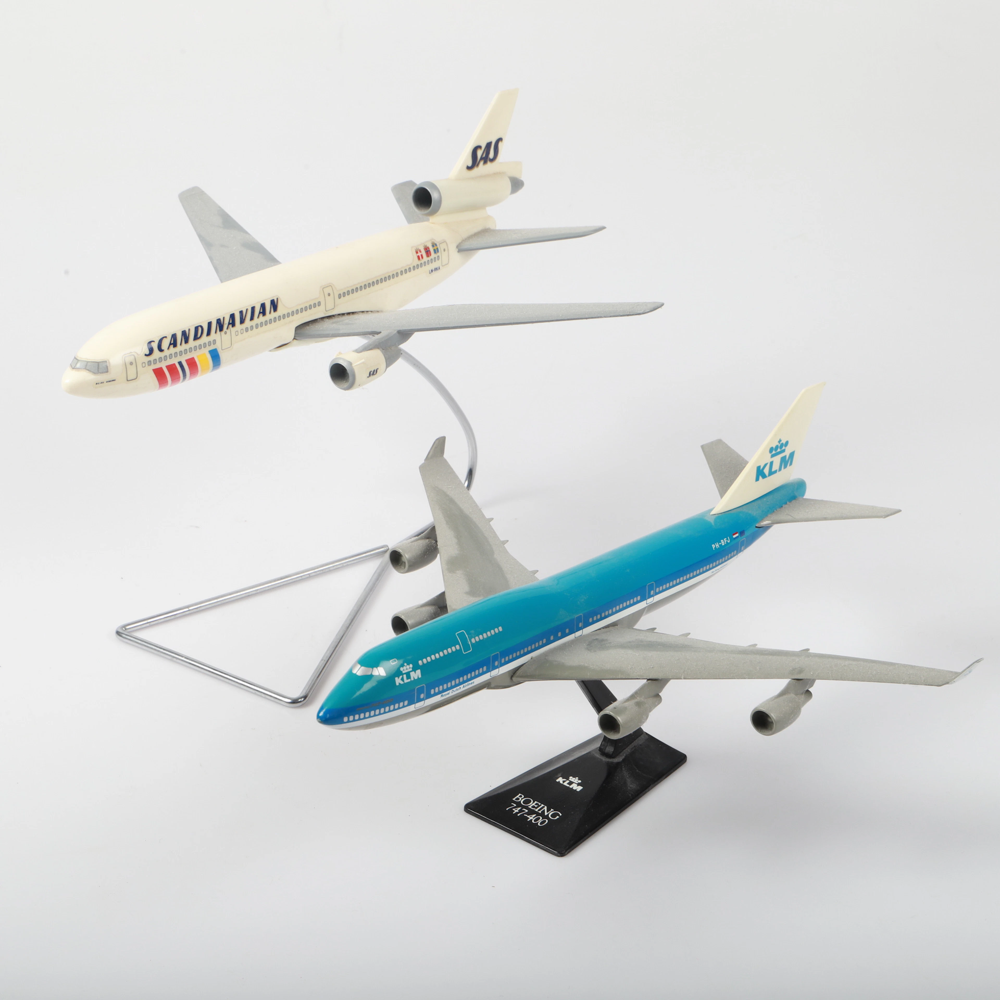 FLYGPLANSMODELLER, 2 stycken, "SAS/KLM", plast, 1900-tak.
