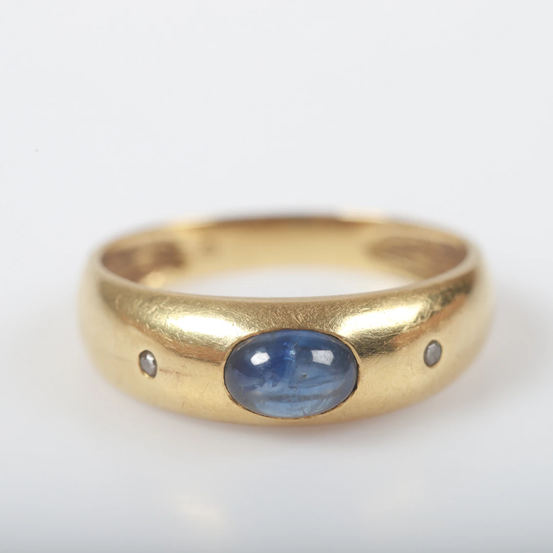 RING, 18 K guld med briljantslipade diamanter och cabochonslipad safir.