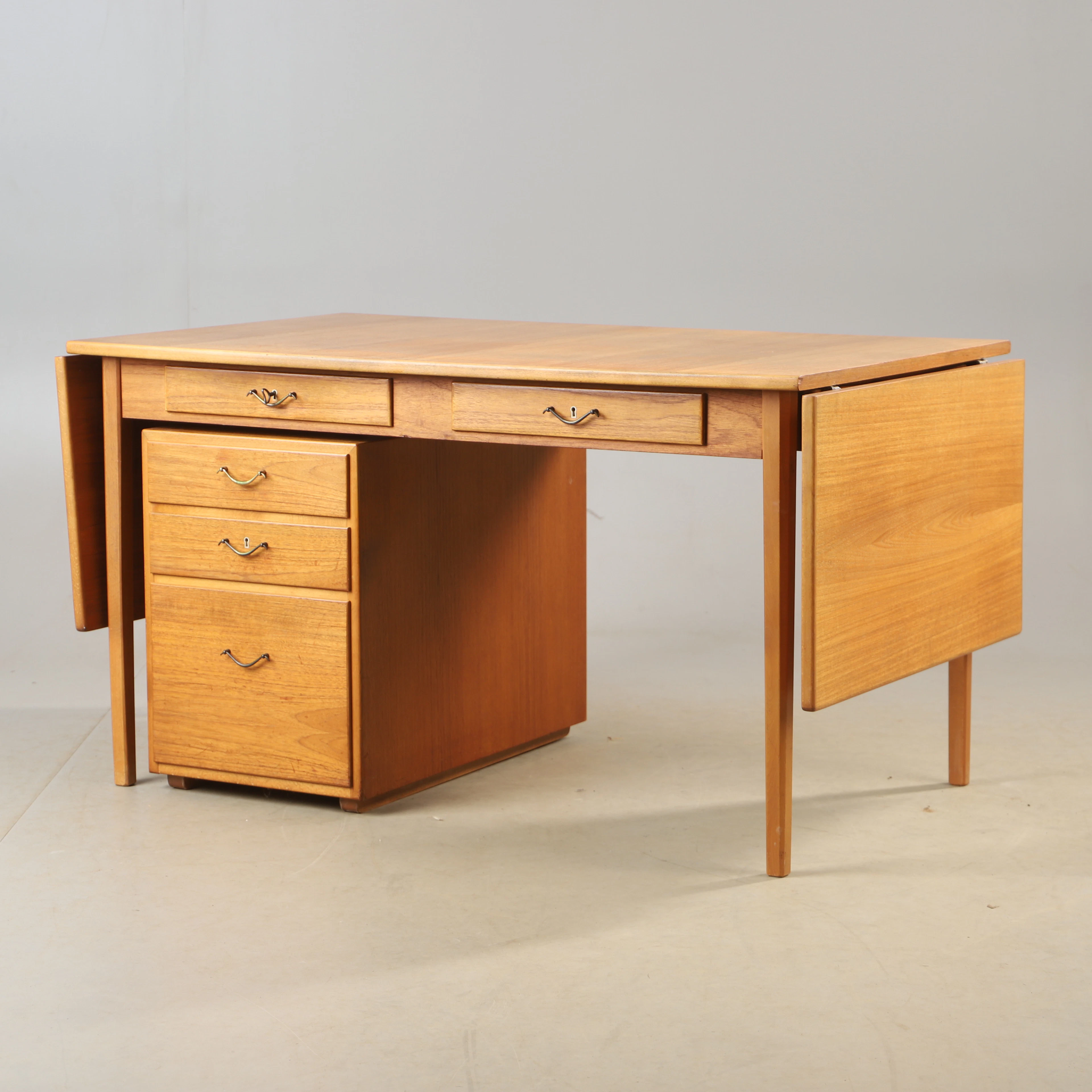 ILS JONSSON. Skrivbord, teak och bok, Hugo Troeds, Bjärnum, 1900-talets mitt.