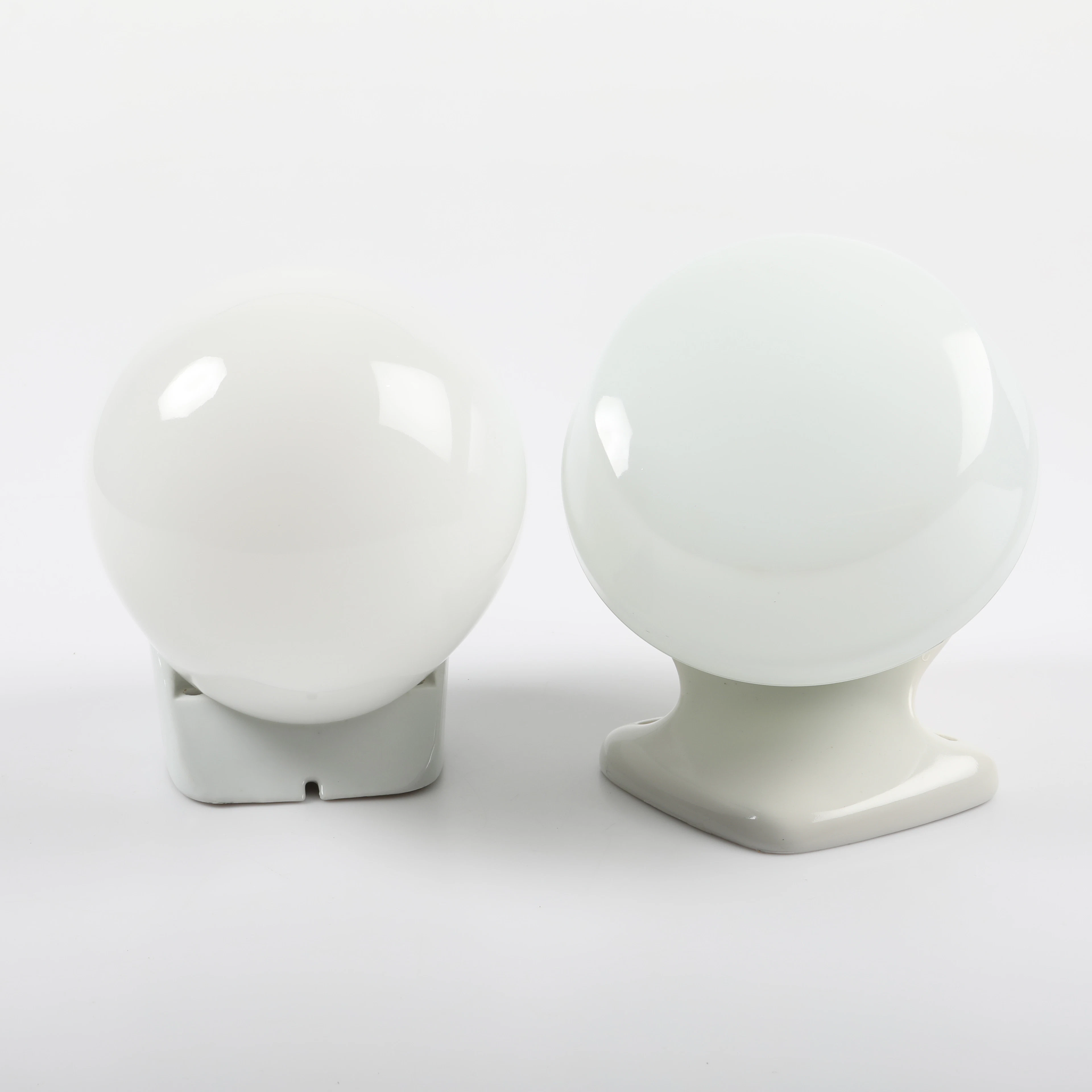 BADRUMSLAMPOR, 2 stycken, glas/porslin, bl a Wilhelm Wagenfeld, 1900-talets