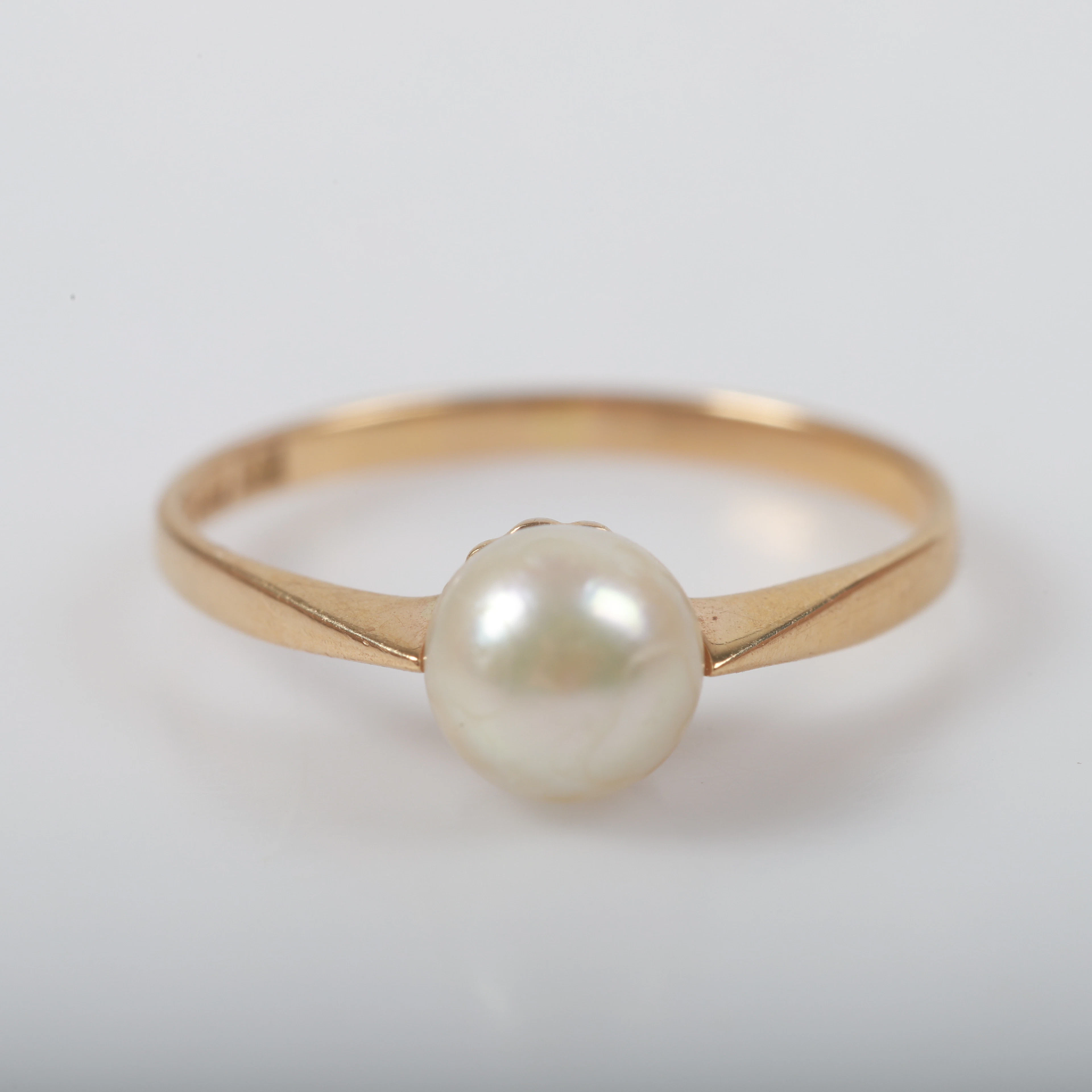 RING, 18 K guld med odlad pärla.
