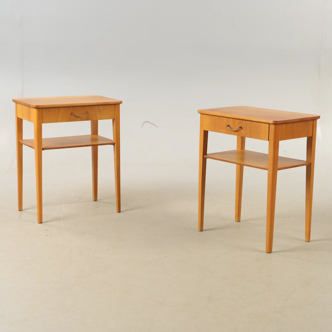 SÄNGBORD, 1 par, alm och mässing, 1940/50-tal.