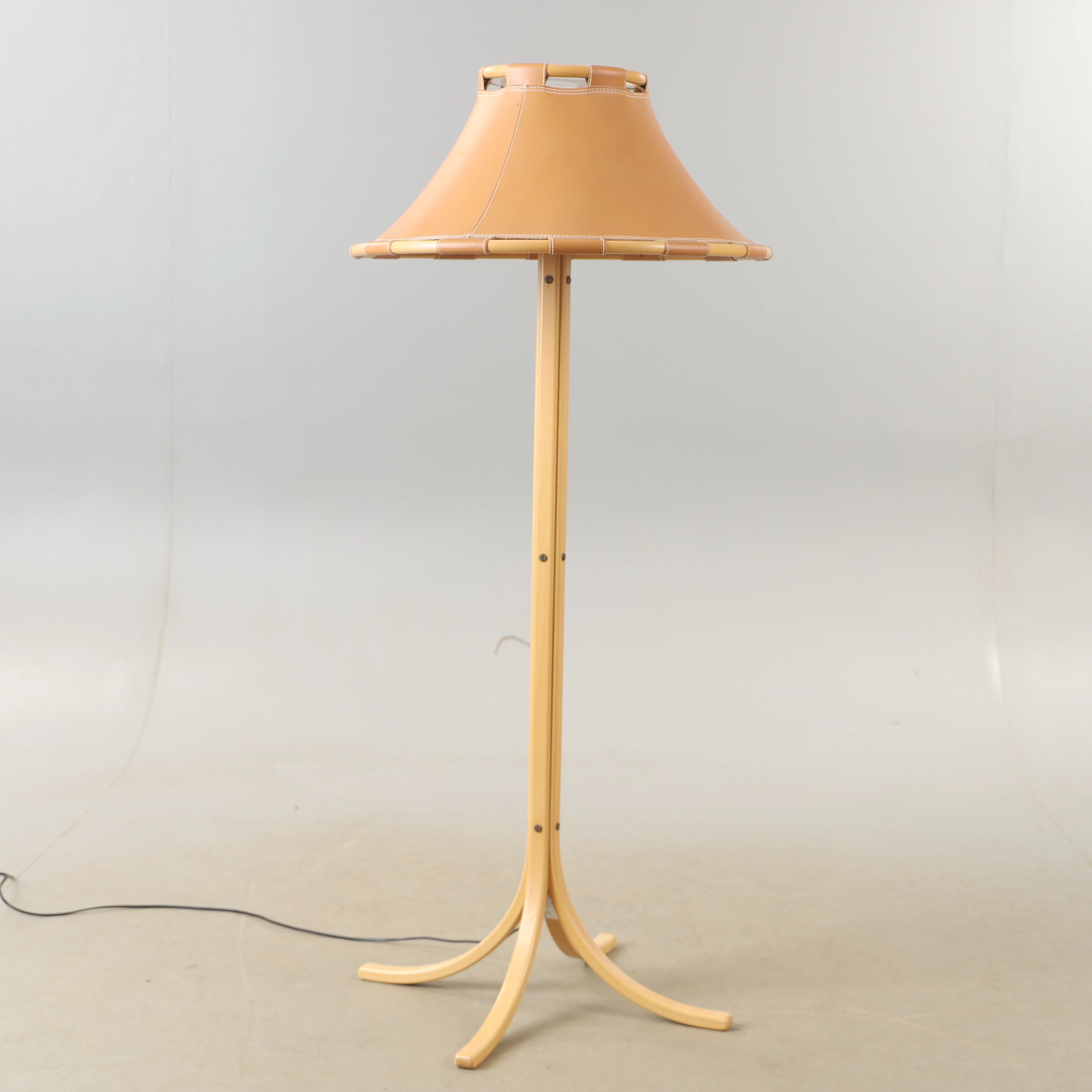 ANNA EHRNER. Golvlampa, bok med skinnklädd skärm, Ateljé Lyktan.