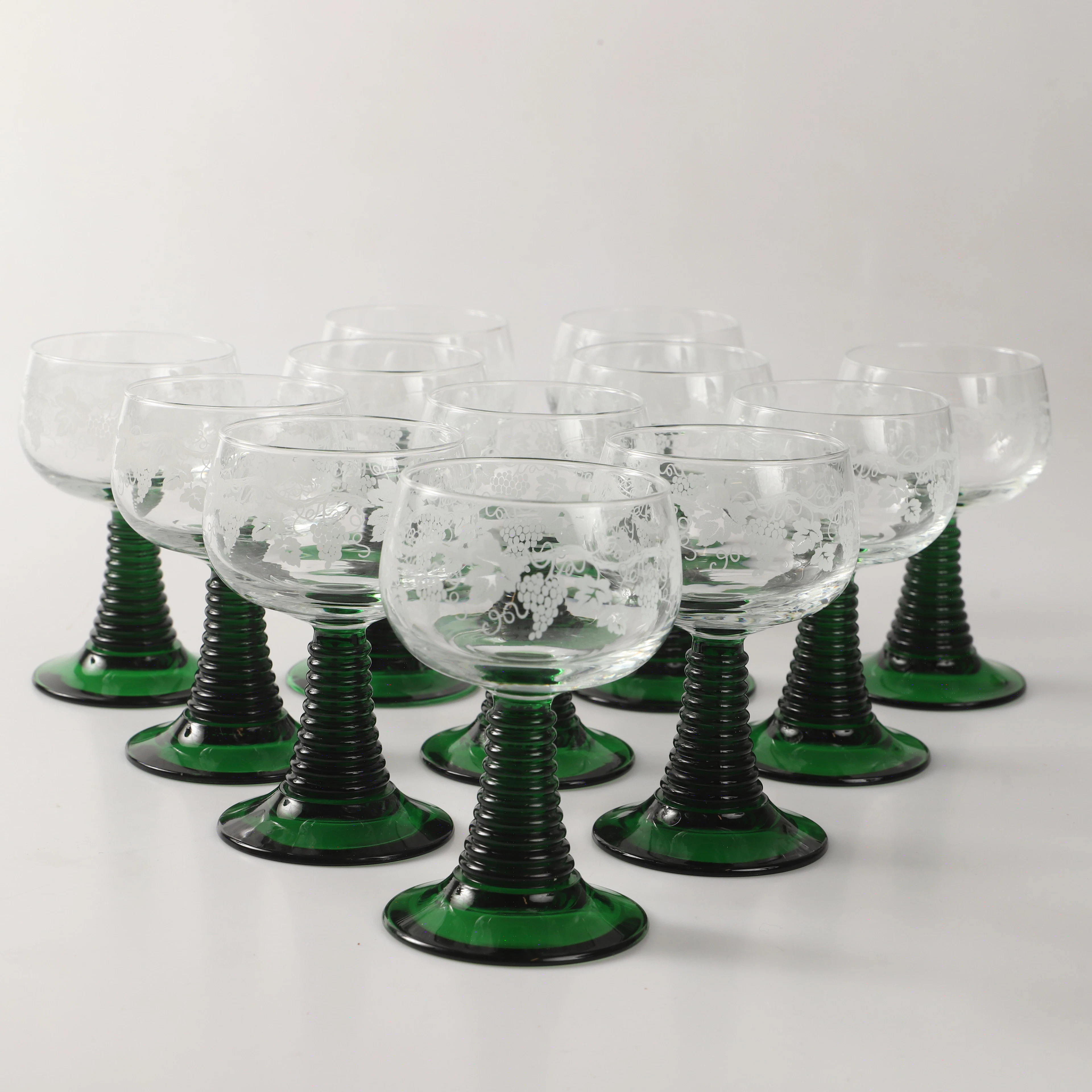 REMMARE, 12 stycken, druvdekor med grön fot, glas, Luminarc, Frankrike.