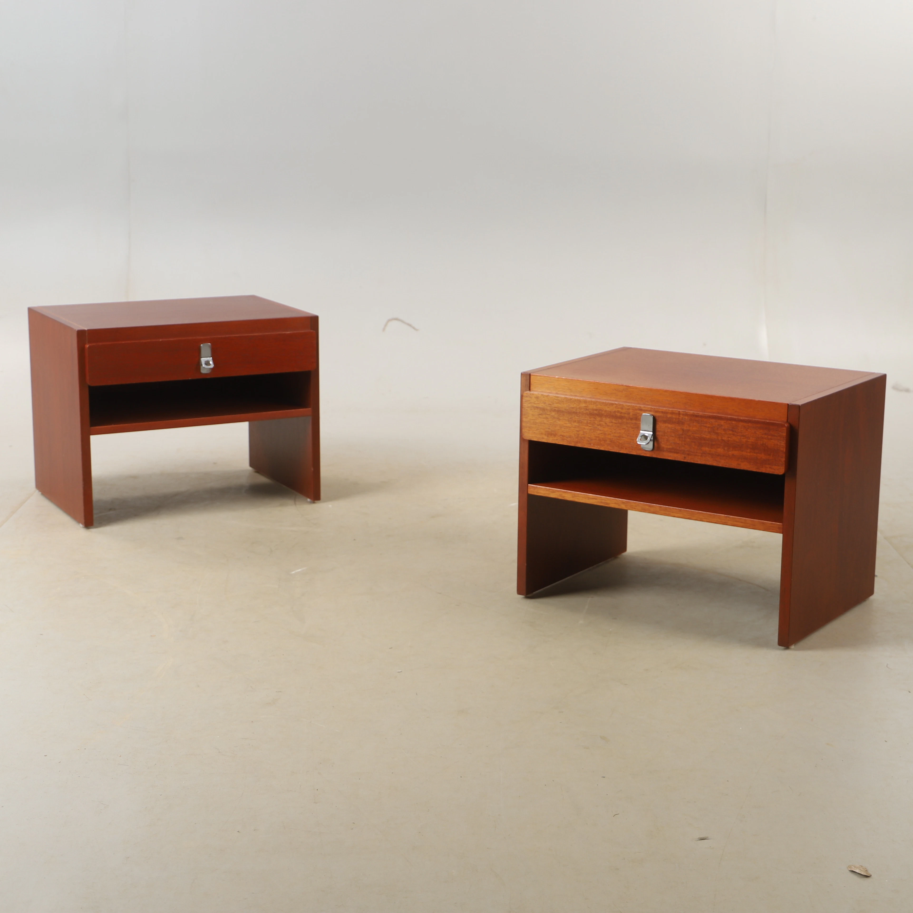 SÄNGBORD, 1 par, "Avanti", mahogny, DUX, 1900-talets andra hälft.