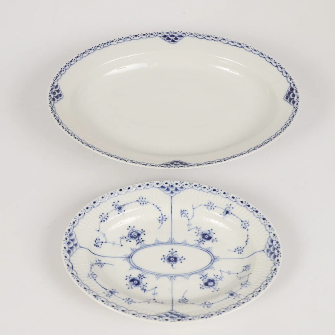 UPPLÄGGNINGSFAT, 2 stycken, "Musselmalet" Royal Copenhagen, Danmark.