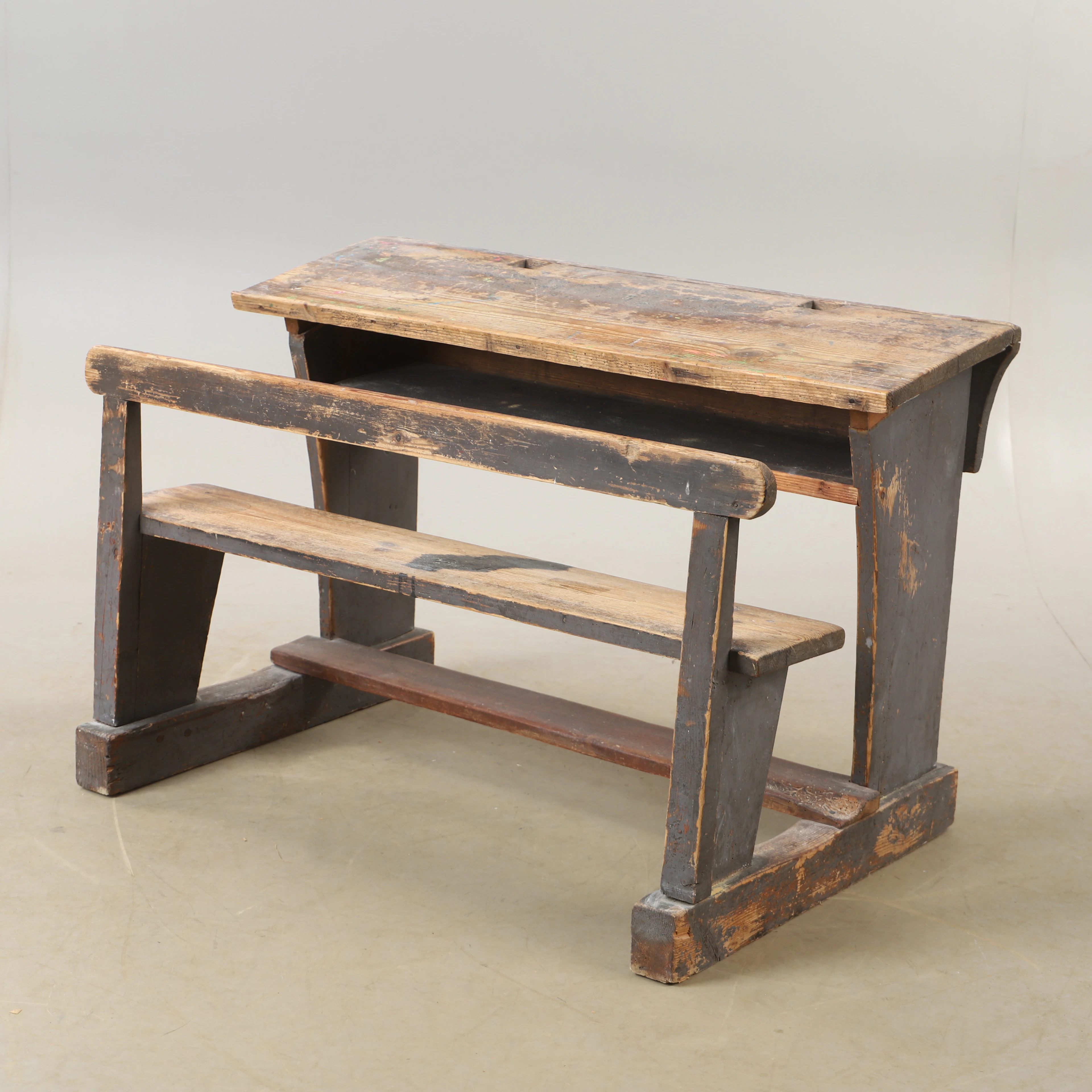 SKOLBÄNK, dubbel, furu, 1900-talets första hälft.