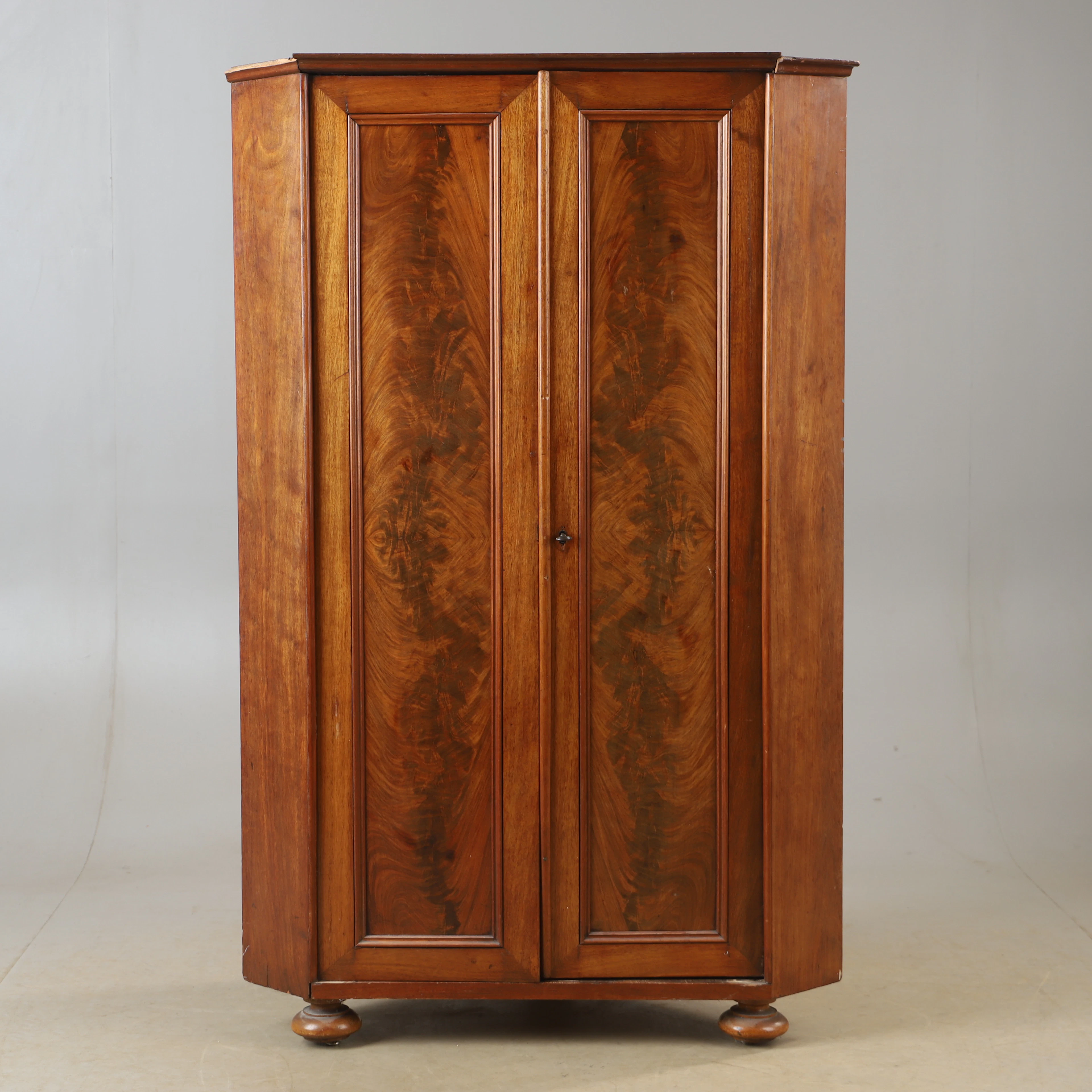 HÖRNSKÅP, mahogny, 1800/1900-tal.