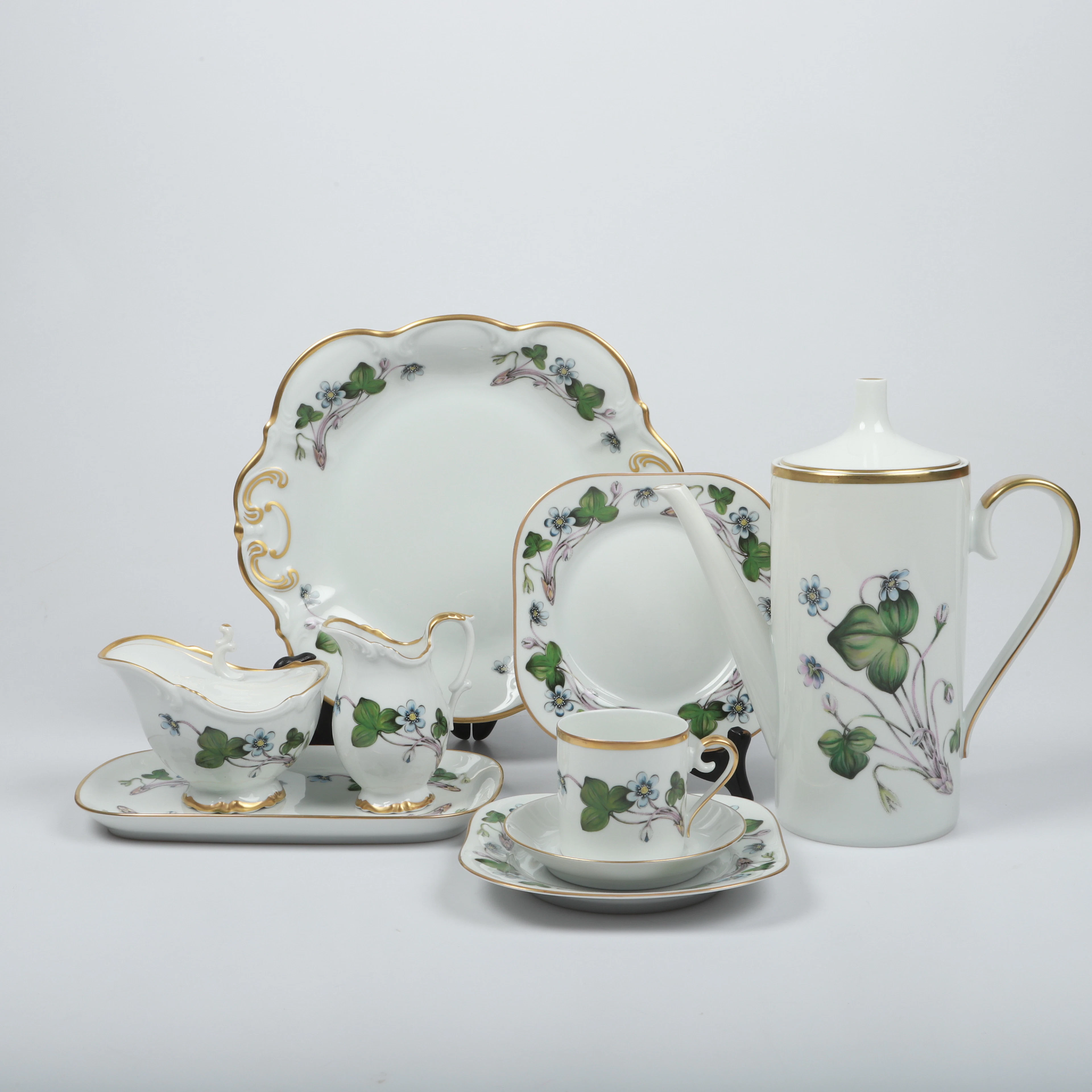 KAFFESERVIS, 41 delar, "Anemone Hepatica", porslin, Hackefors.