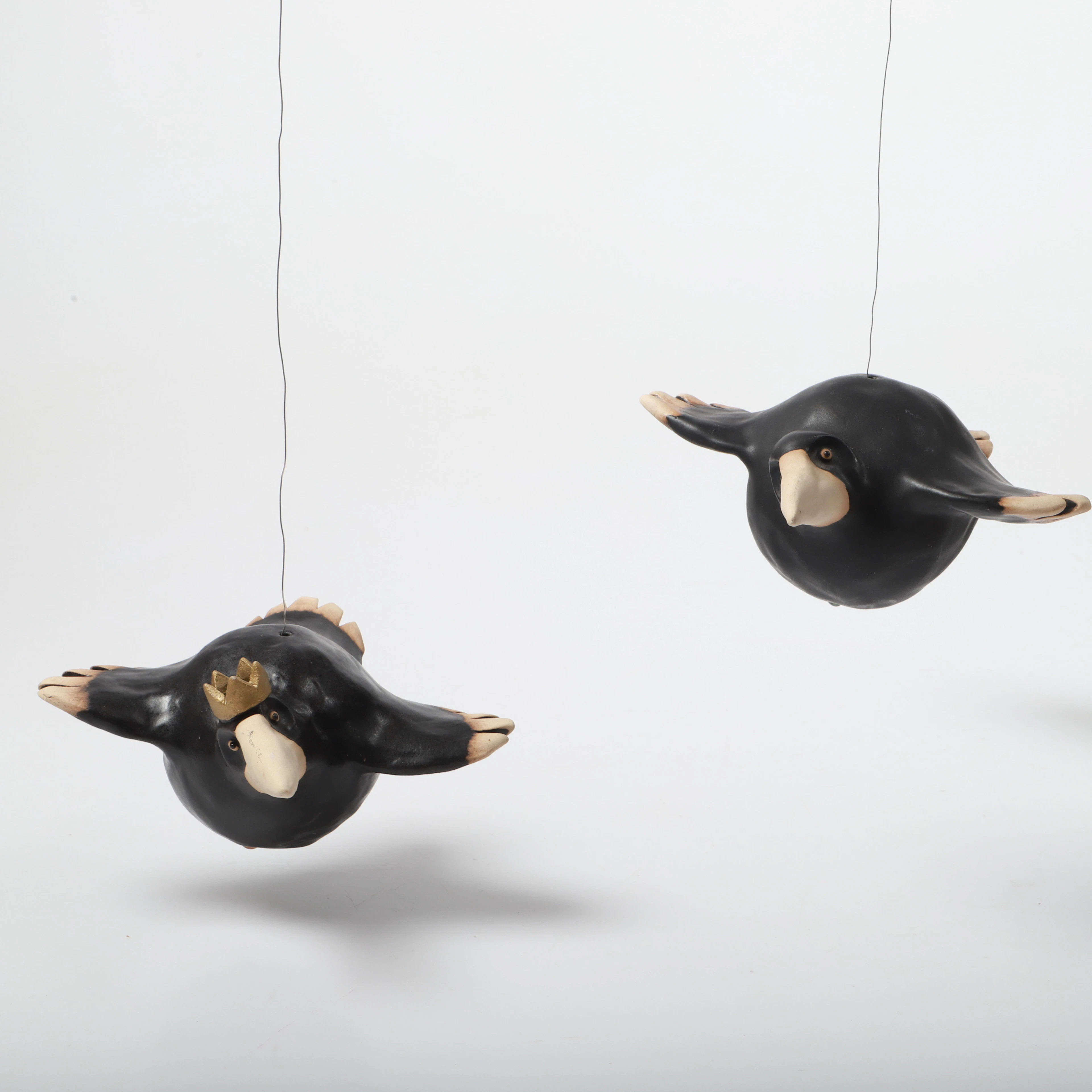 ANNIKA ÖSTERLIND. Skulpturer, 2 stycken, fåglar, keramik, stämpelsignerade.