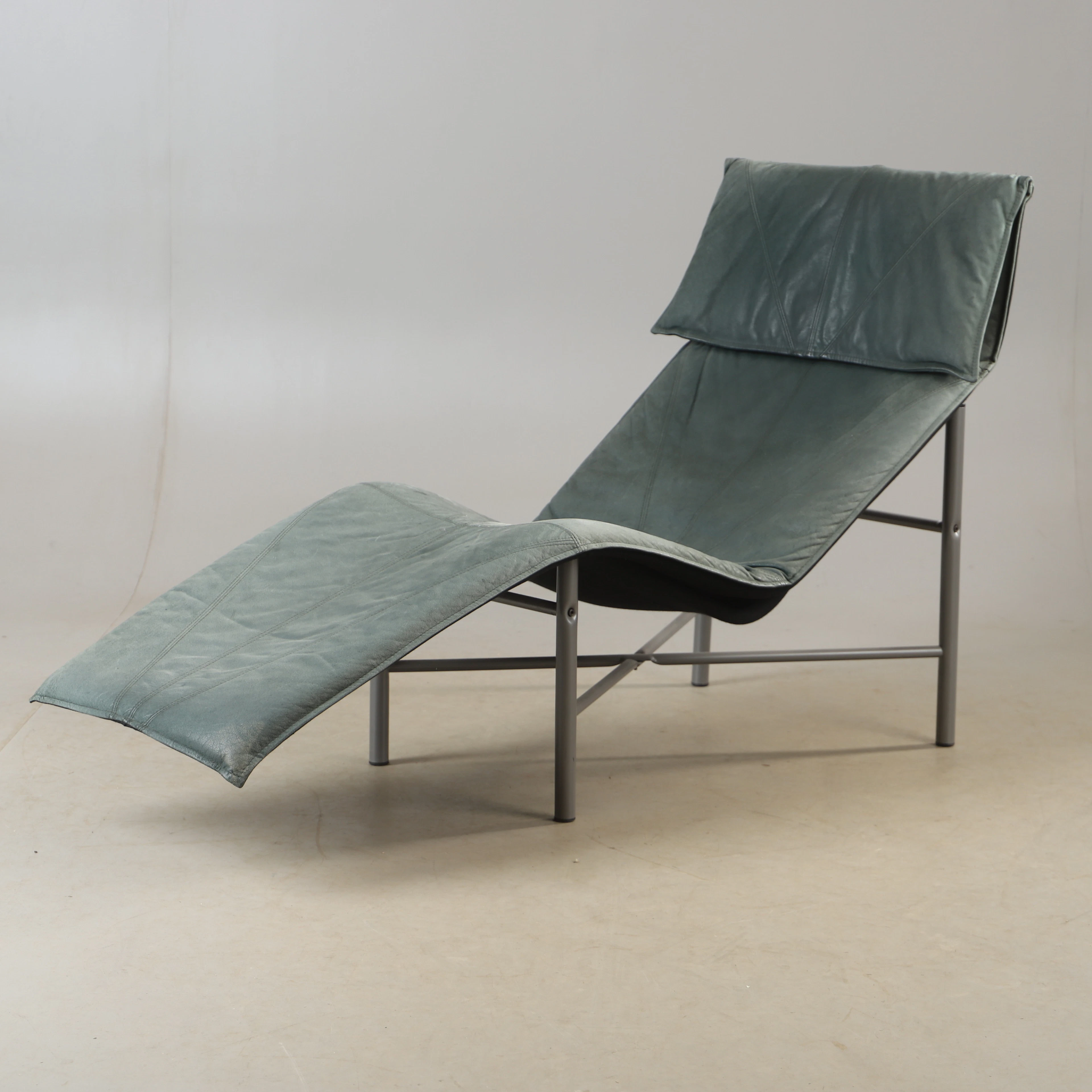 TORD BJÖRKLUND. Vilfåtölj, "Skye", svart skinn, IKEA.